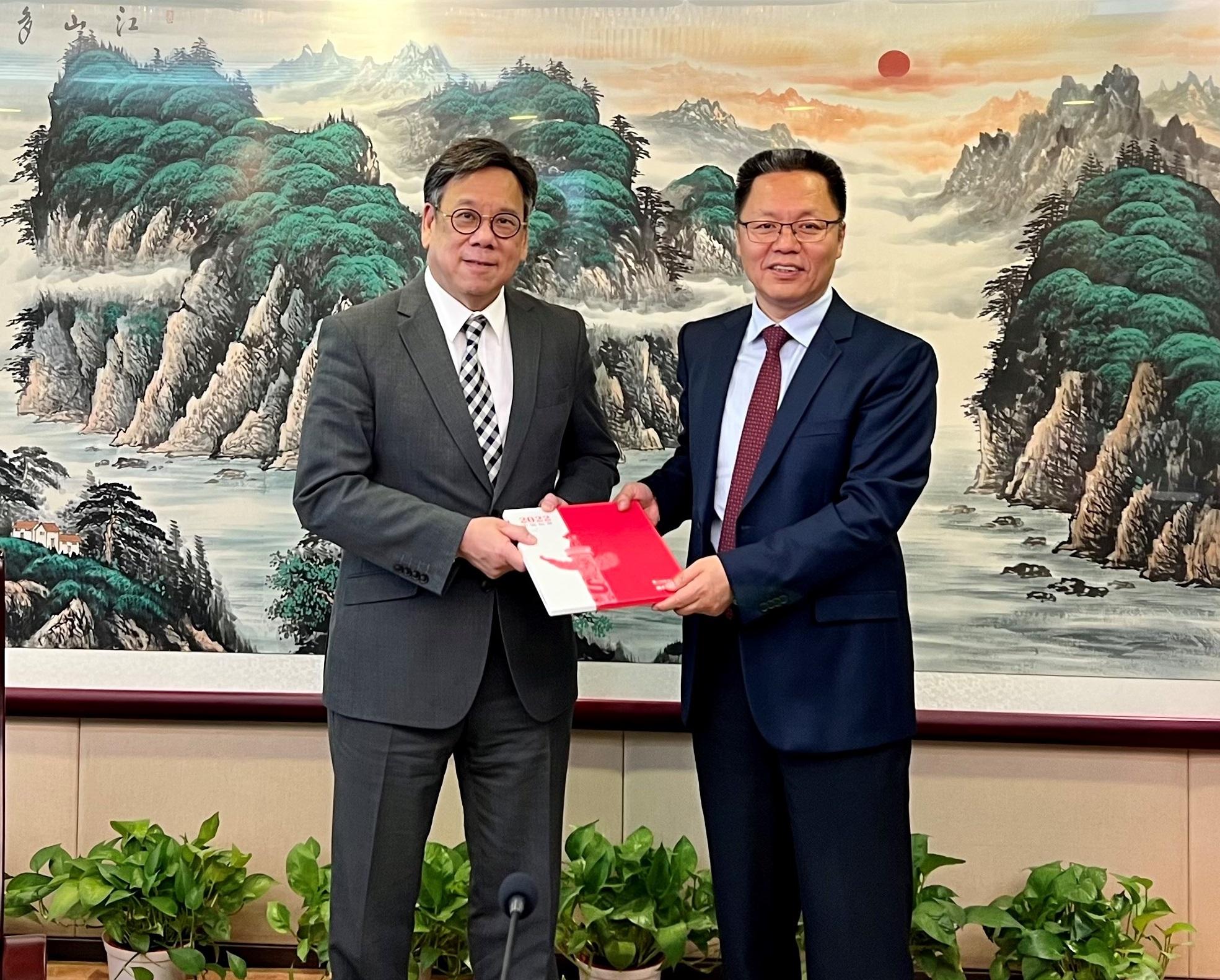 The Secretary for Commerce and Economic Development, Mr Algernon Yau, met with the Director General of the State Post Bureau, Mr Zhao Chongjiu, in Beijing today (April 19) to discuss further collaboration. Photo shows Mr Zhao (right) presenting a souvenir to Mr Yau (left).