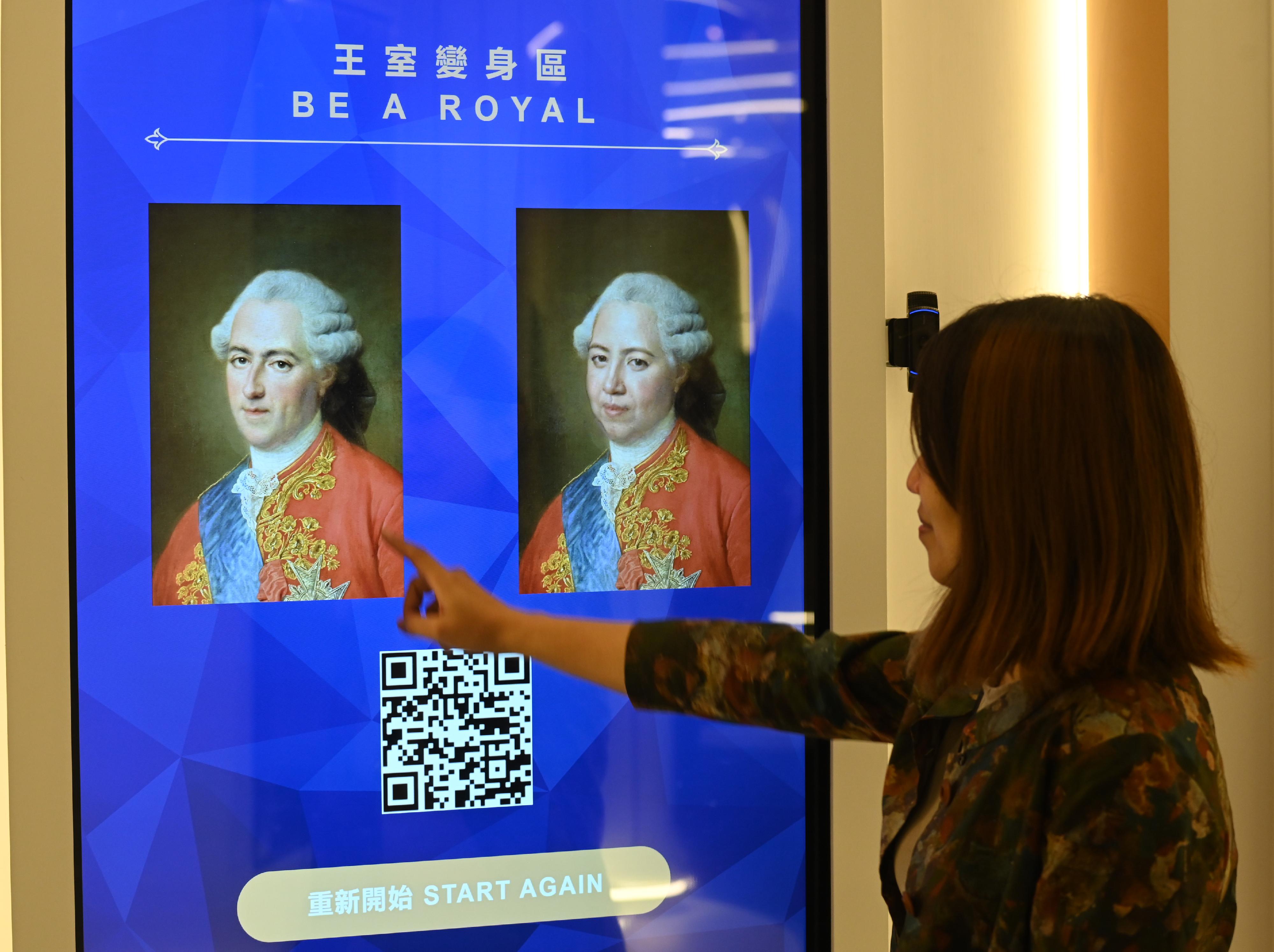 「虚拟凡尔赛宫之旅」展览开幕典礼今日（四月十九日）在香港文化博物馆举行。图示「王室变身区」游戏，让观众摇身一变成为王室名人。