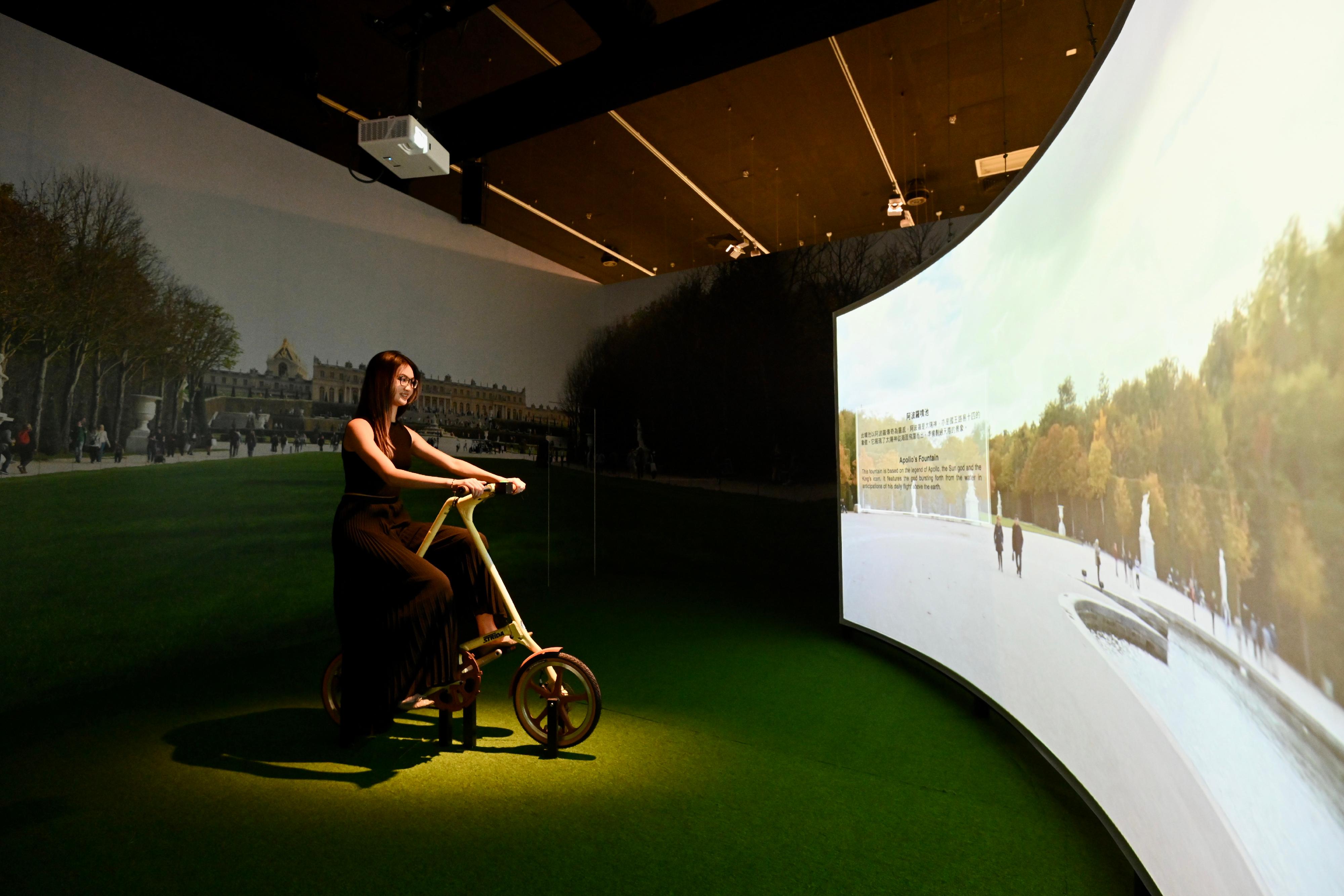 「虚拟凡尔赛宫之旅」展览开幕典礼今日（四月十九日）在香港文化博物馆举行。图示展厅内的互动单车装置，让观众彷佛漫游在凡尔赛宫的王家园林之中，欣赏其自然美态。