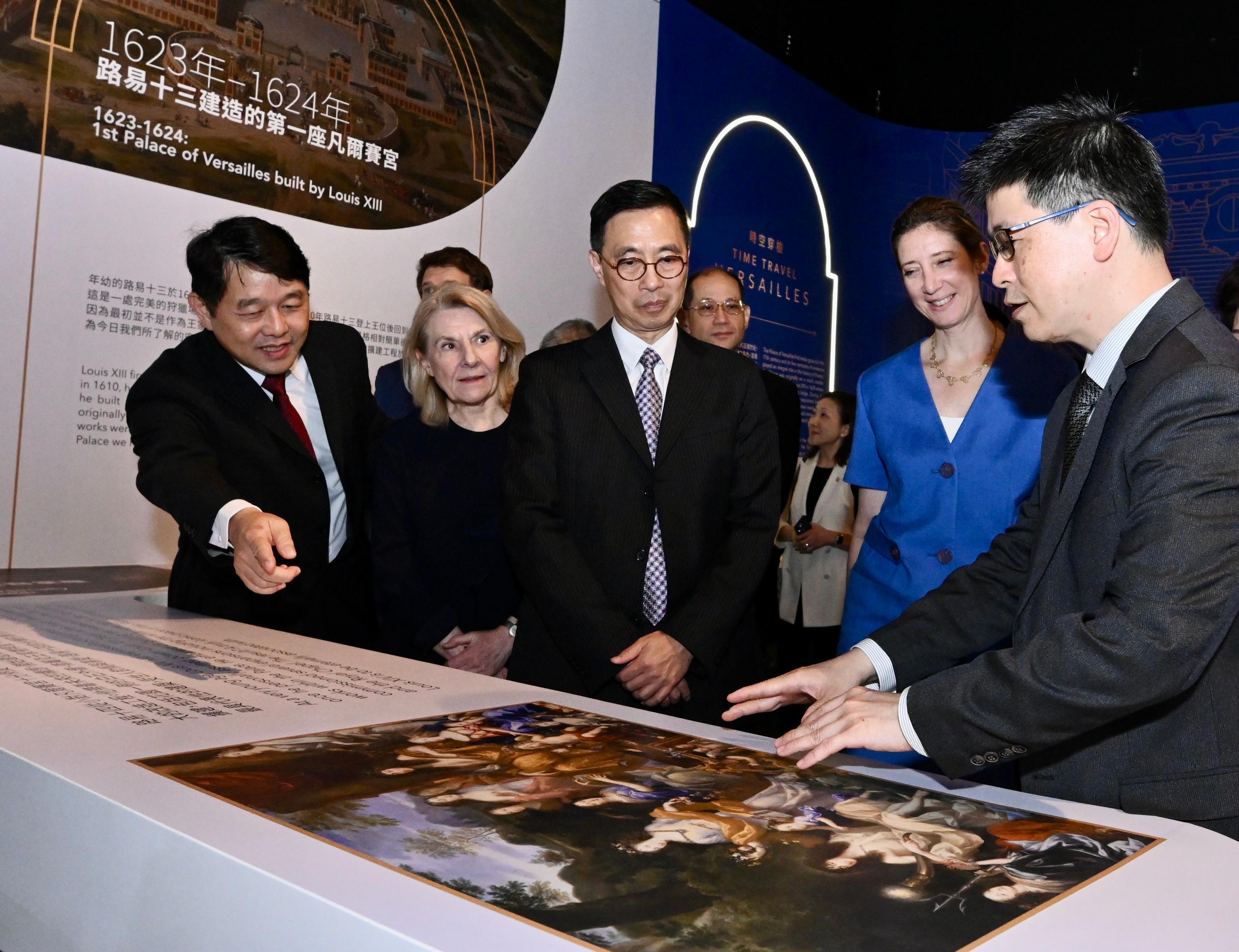 The opening ceremony for the exhibition "Virtually Versailles" was held today (April 19) at the Hong Kong Heritage Museum (HKHM). Photo shows officiating guests the Secretary for Culture, Sports and Tourism, Mr Kevin Yeung (centre); the Consul General of France in Hong Kong and Macau, Mrs Christile Drulhe (second right); the President of Palace of Versailles, Ms Catherine Pégard (second left); the Museum Director of the HKHM, Mr Brian Lam (first left) and other officiating guests touring the exhibition.