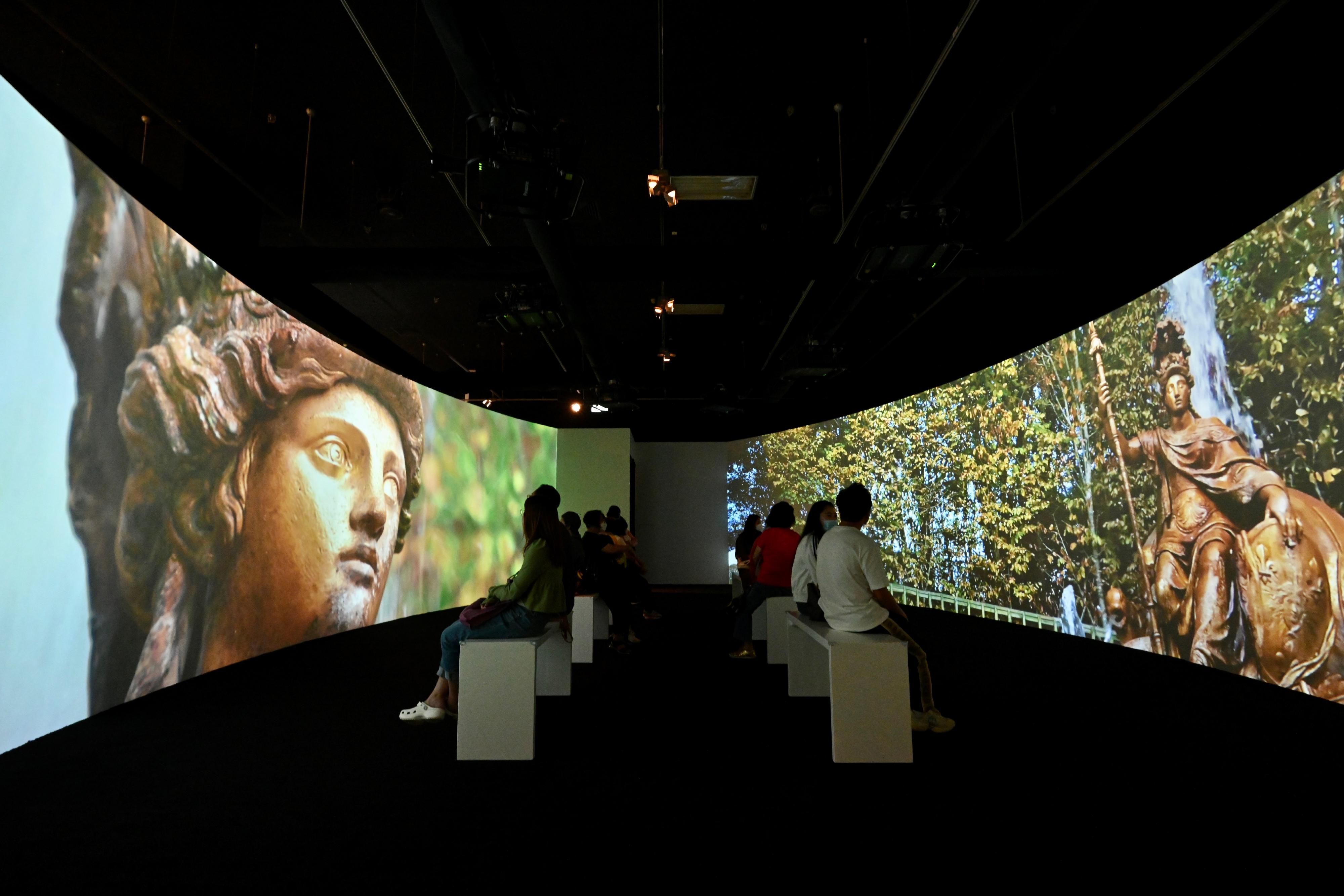 The opening ceremony for the exhibition "Virtually Versailles" was held today (April 19) at the Hong Kong Heritage Museum. Photo shows an immersive projection film "A Day in Versailles", which conveys the beauty of a day in the Palace of Versailles from dawn to dusk with panoramic views of the gardens, statues, fountains and firework displays.