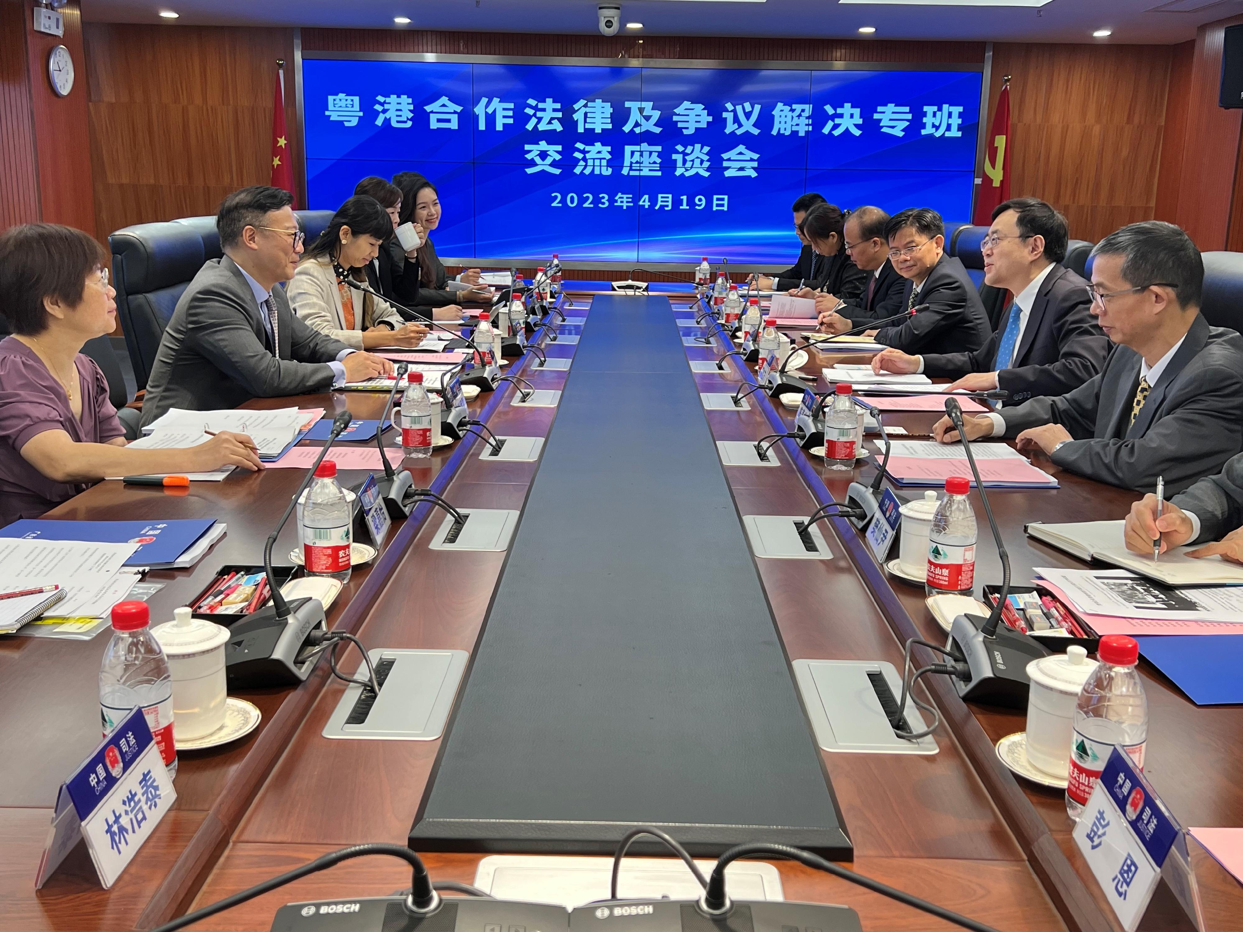 The Deputy Secretary for Justice, Mr Cheung Kwok-kwan, called on the Department of Justice of Guangdong Province today (April 19) in Guangzhou to discuss further collaboration on legal and dispute resolutions in the Guangdong-Hong Kong-Macao Greater Bay Area. Photo shows Mr Cheung (second left) with the Director-General of the Department of Justice of Guangdong Province, Mr Chen Xudong (second right), and other senior officers in the meeting.