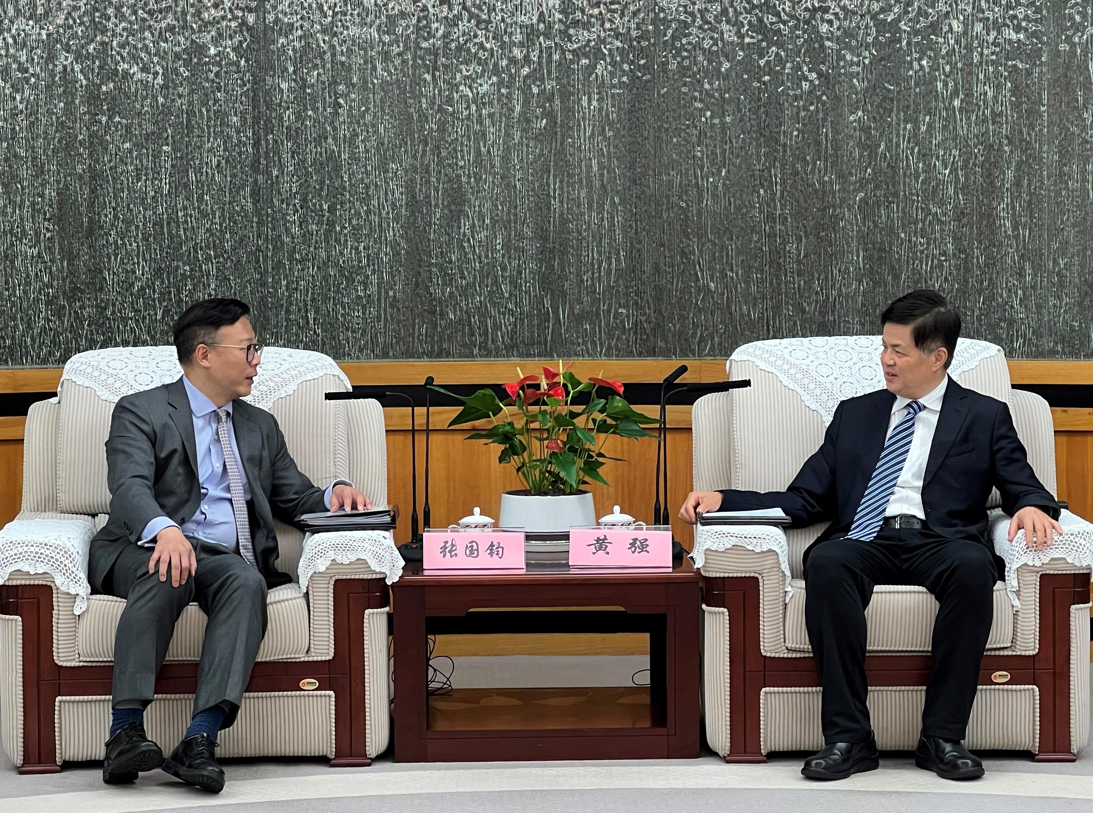 The Deputy Secretary for Justice, Mr Cheung Kwok-kwan (left), meets with Deputy Secretary-General of the Shenzhen Municipal People's Government Mr Huang Qiang (right), in Shenzhen today (April 19).