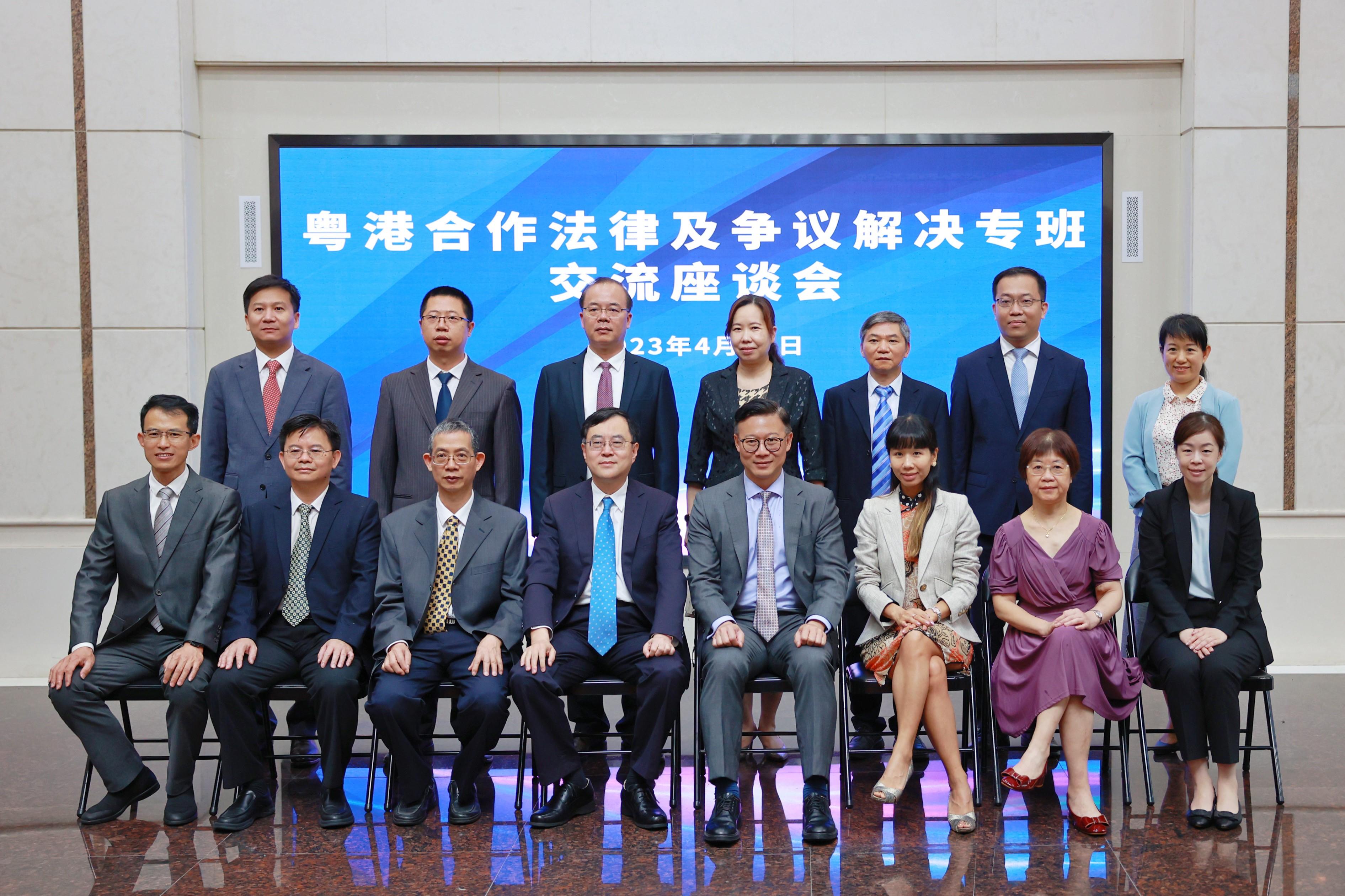 The Deputy Secretary for Justice, Mr Cheung Kwok-kwan, called on the Department of Justice of Guangdong Province today (April 19) in Guangzhou to discuss further collaboration on legal and dispute resolutions in the Guangdong-Hong Kong-Macao Greater Bay Area. Photo shows Mr Cheung (front row, fourth right) with the Director-General of the Department of Justice of Guangdong Province, Mr Chen Xudong (front row, fourth left), and other senior officers.