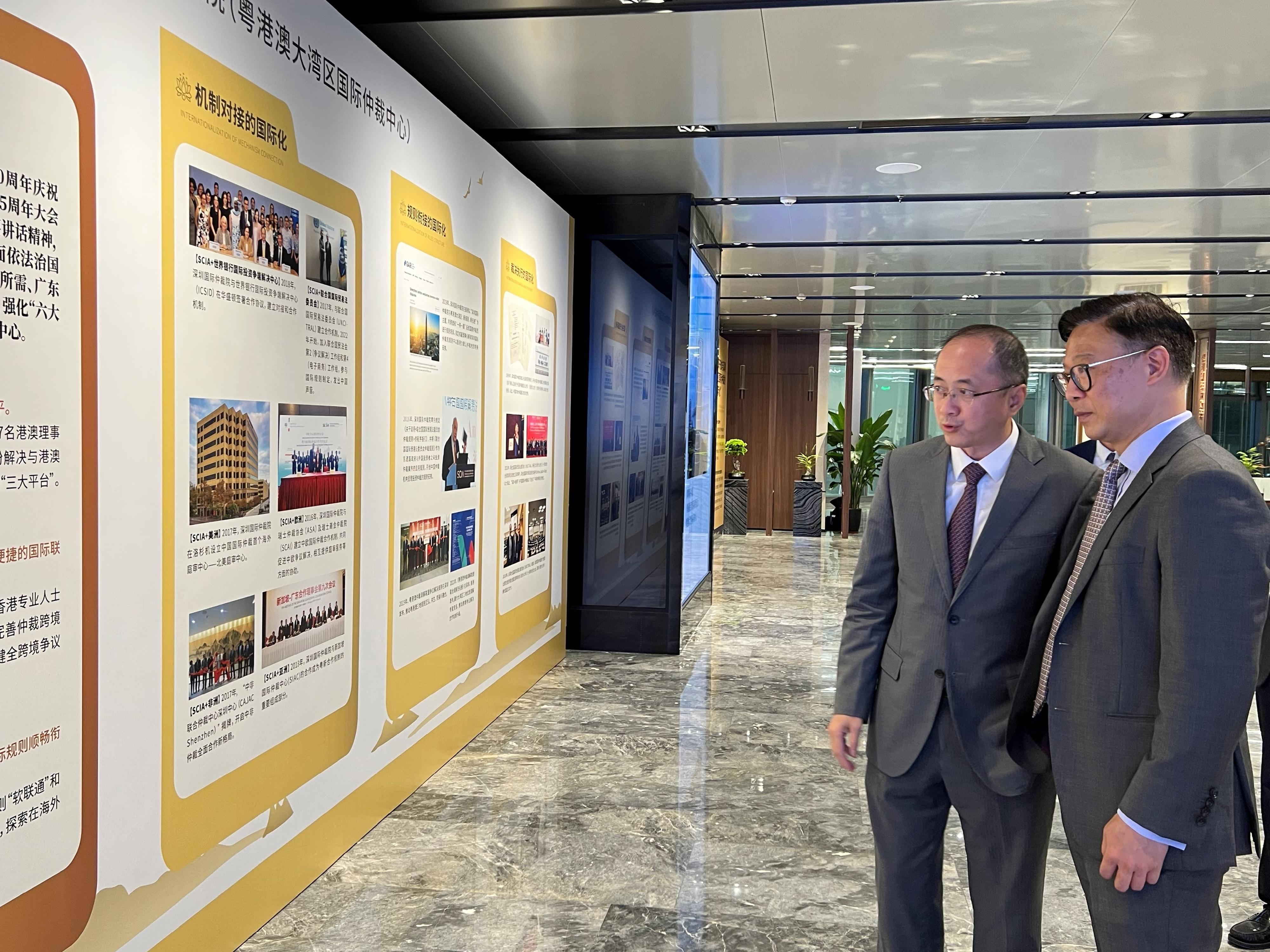The Deputy Secretary for Justice, Mr Cheung Kwok-kwan (right), visited the Shenzhen Court of International Arbitration (SCIA) in Shenzhen today (April 19), and was briefed by its President, Mr Liu Xiaochun (left), on the operation of SCIA.