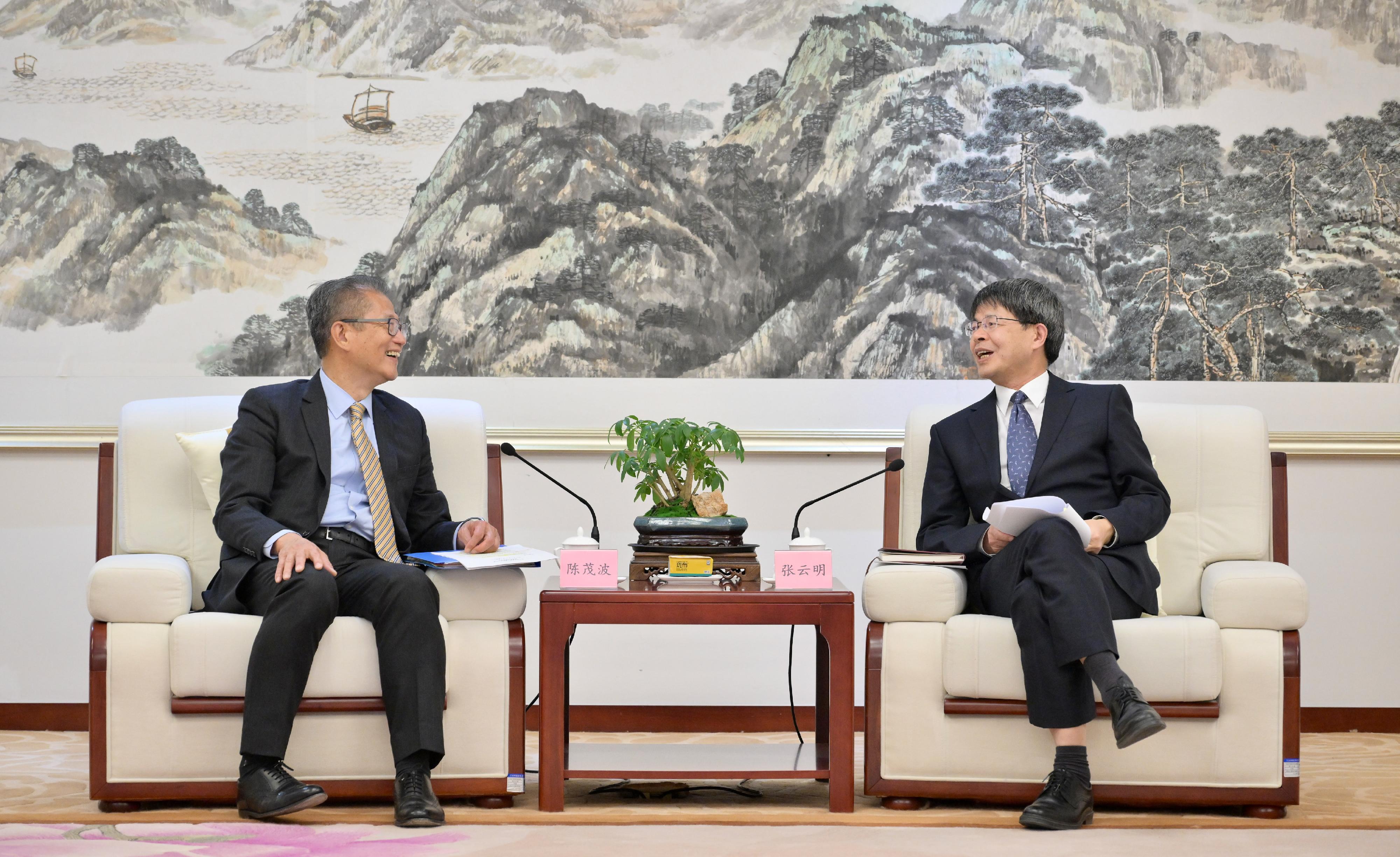 財政司司長陳茂波（左）今日（四月十九日）繼續訪問北京的行程，並與工業和信息化部副部長張雲明（右）會面，就數字經濟、新型工業化、信息產業發展等議題進行了交流。
