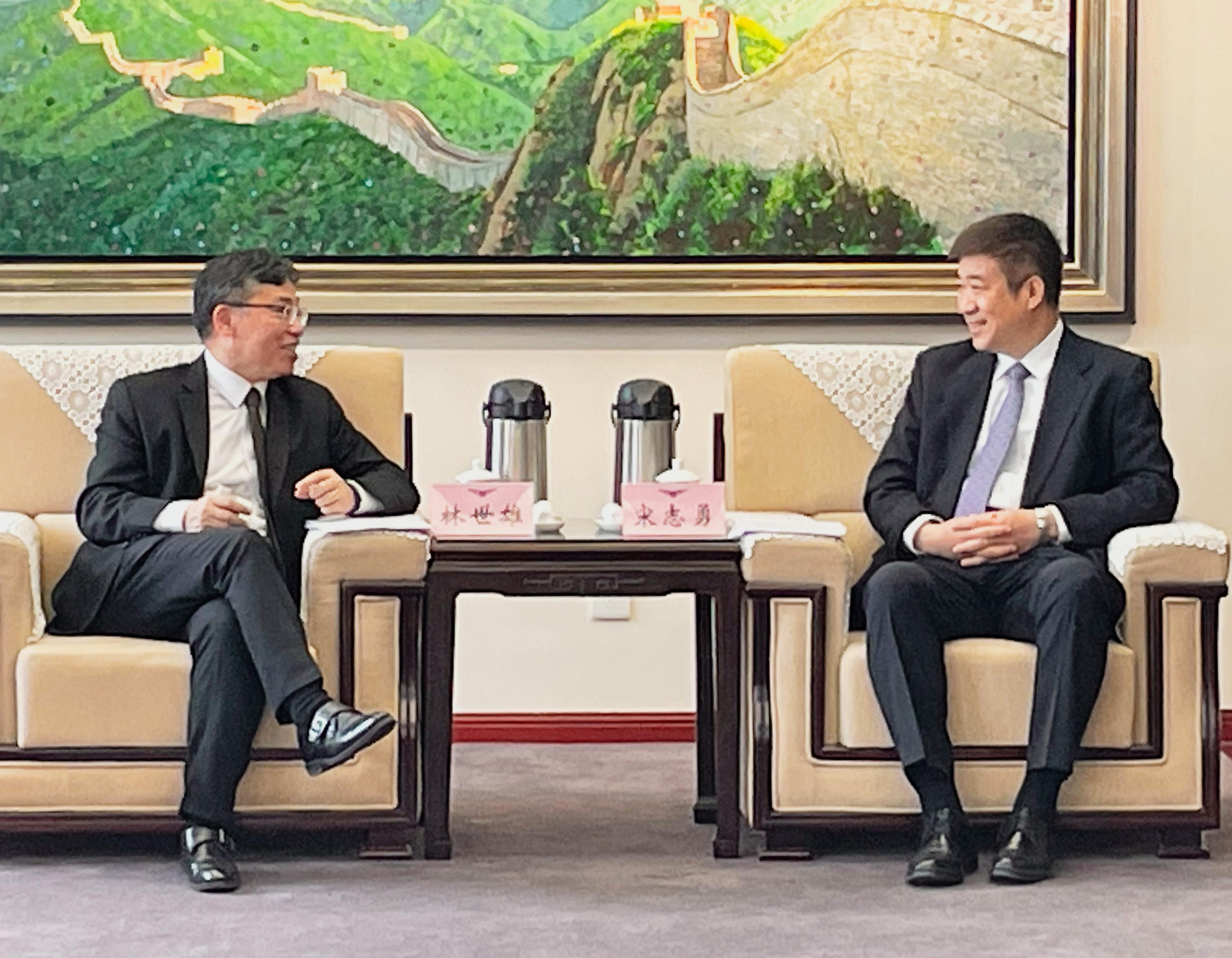 The Secretary for Transport and Logistics, Mr Lam Sai-hung, began his two-day visit in Beijing today (April 19). Photo shows Mr Lam (left) meeting with the Administrator of the Civil Aviation Administration of China, Mr Song Zhiyong.
