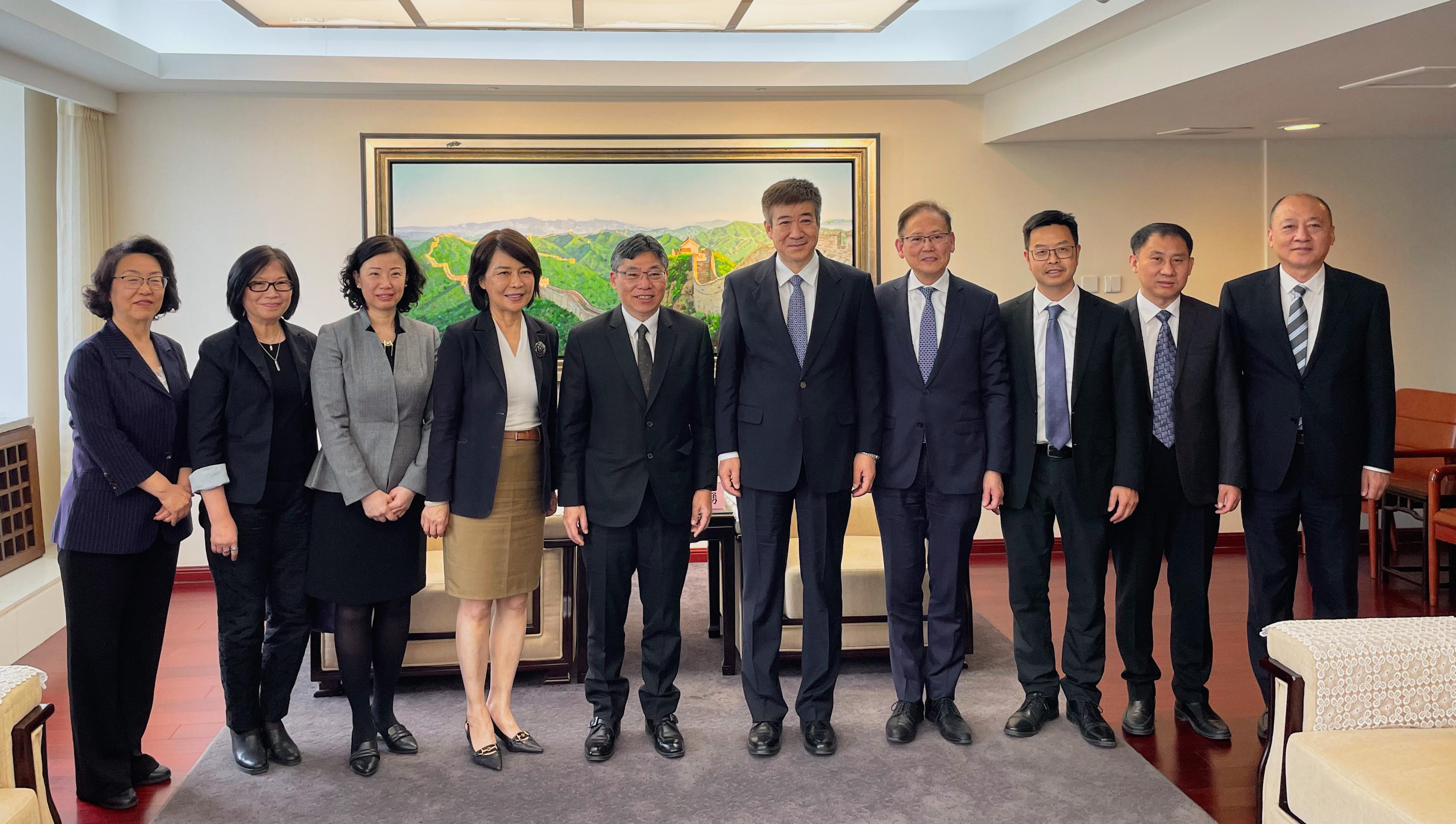 The Secretary for Transport and Logistics, Mr Lam Sai-hung (fifth left), today (April 19) called on the Administrator of the Civil Aviation Administration of China, Mr Song Zhiyong (fifth right), in Beijing. The Chief Operating Officer of the Airport Authority Hong Kong, Mrs Vivian Cheung (fourth left), and the President of the Hong Kong International Aviation Academy, Mr Simon Li (fourth right), also attended the meeting.
