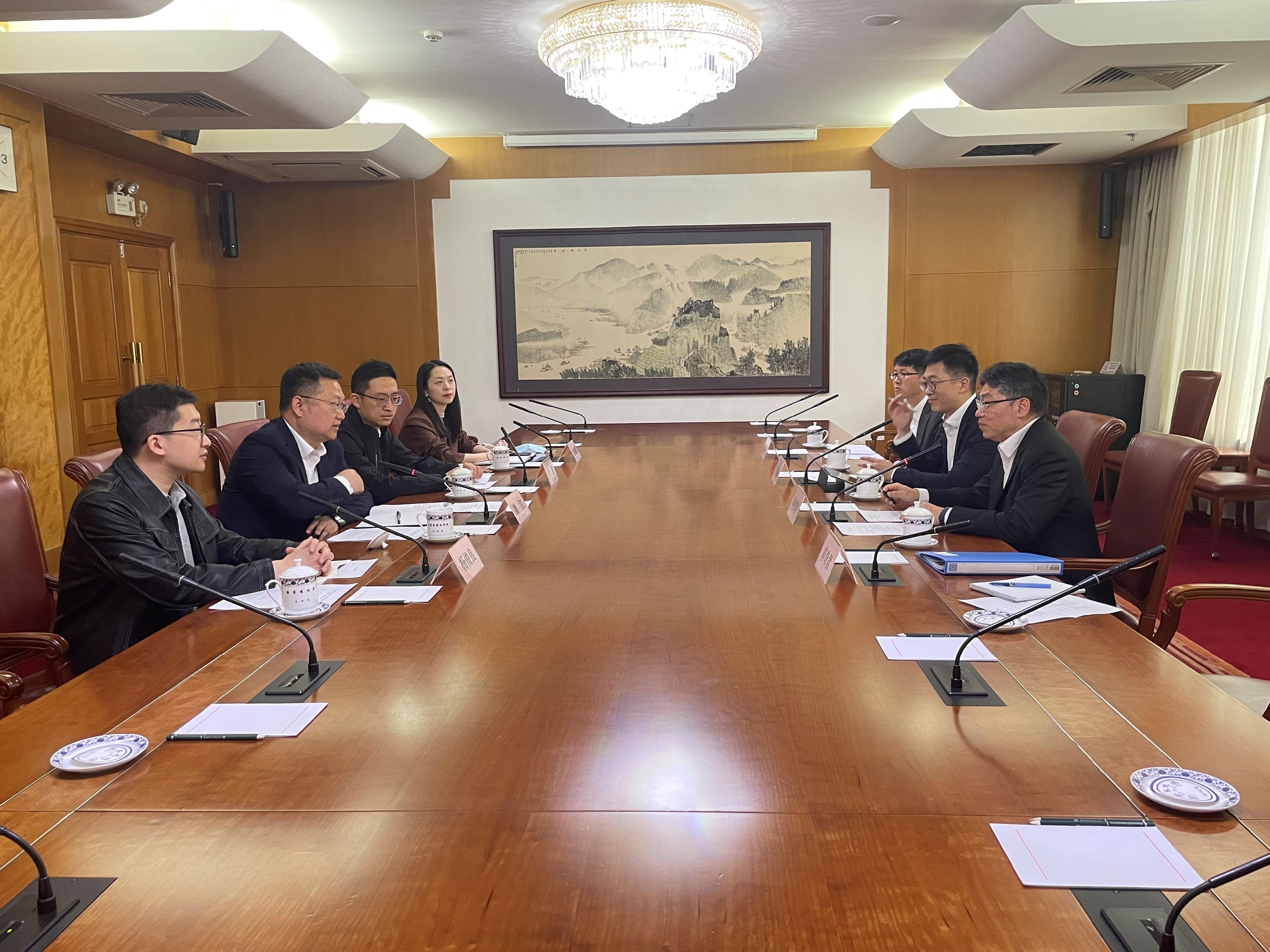 The Secretary for Transport and Logistics, Mr Lam Sai-hung (first right), today (April 19) visited the National Development and Reform Commission to meet with the Deputy Director-General of the International Cooperation Department, and Director General of International Affairs Department, Office of the Leading Group for Promoting the Belt and Road Initiative, Mr Pan Jiang (second left).