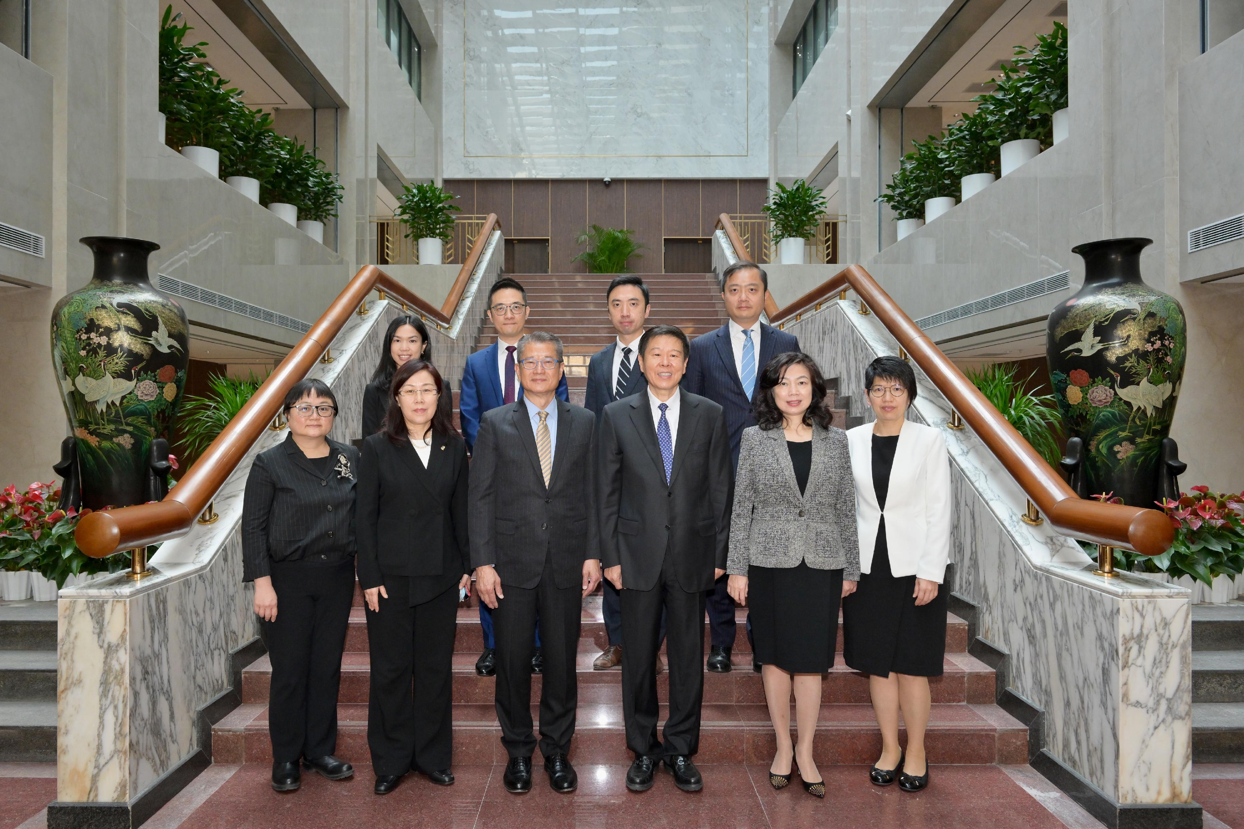 The Financial Secretary, Mr Paul Chan, continues his visit in Beijing today (April 19), and visits the State Taxation Administration to meet with its Commissioner, Mr Wang Jun. Photo shows Mr Chan (front row, third left); Mr Wang (front row, third right); the Permanent Secretary for Financial Services and the Treasury (Financial Services), Ms Salina Yan (front row, second right), and other attendees before the meeting.