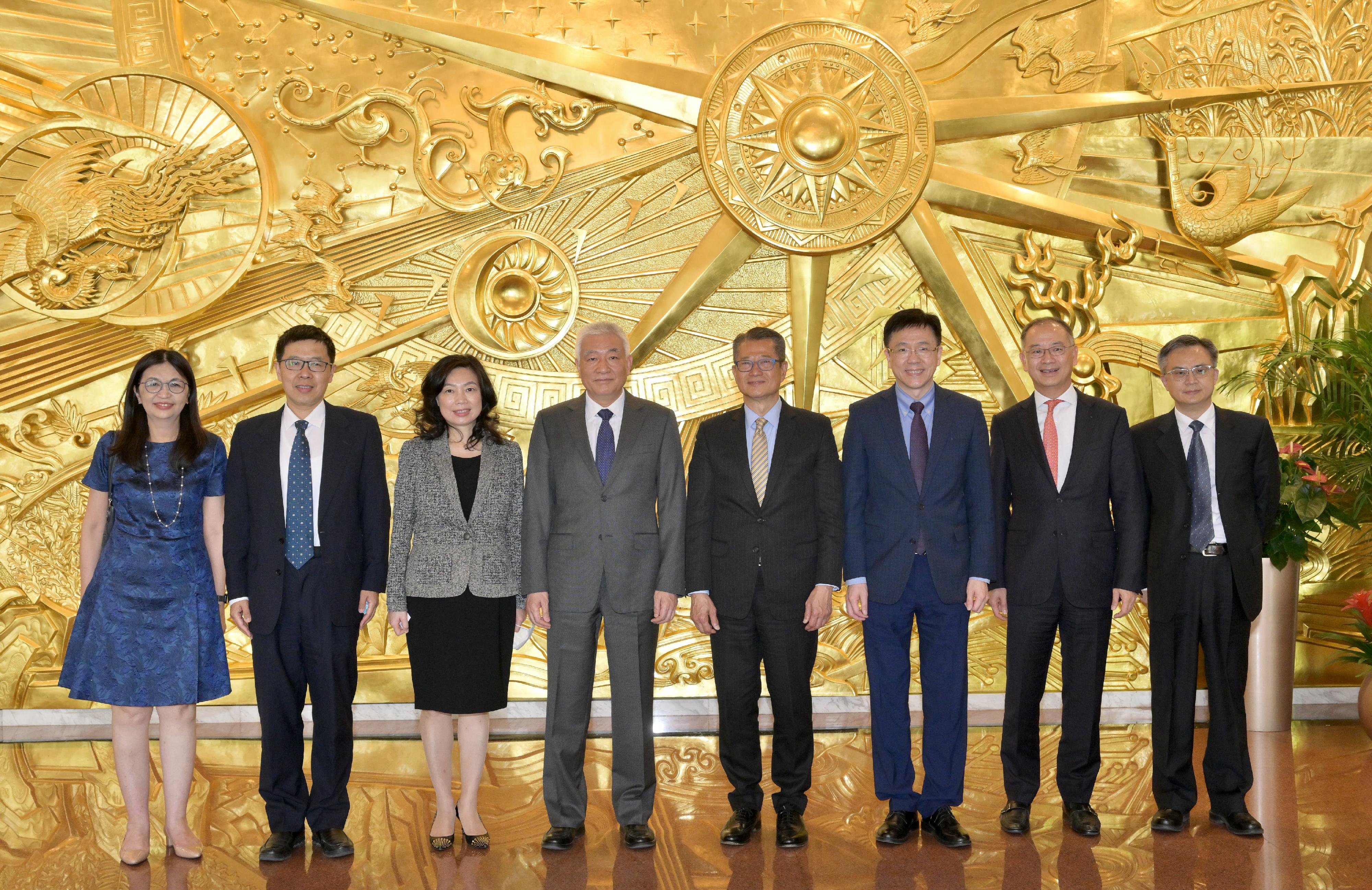 The Financial Secretary, Mr Paul Chan, continues his visit in Beijing today (April 19). Accompanied by the Secretary for Innovation, Technology and Industry, Professor Sun Dong, Mr Chan met with the Minister of Science and Technology, Mr Wang Zhigang, and exchanged views on the development of innovation and technology. Photo shows Mr Chan (fourth right); Mr Wang (fourth left); Professor Sun (third right); the Permanent Secretary for Financial Services and the Treasury (Financial Services), Ms Salina Yan (third left); the Chief Executive of the Hong Kong Monetary Authority, Mr Eddie Yue (second right); and the Chief Executive Officer of the Securities and Futures Commission, Ms Julia Leung (first left), after the meeting.