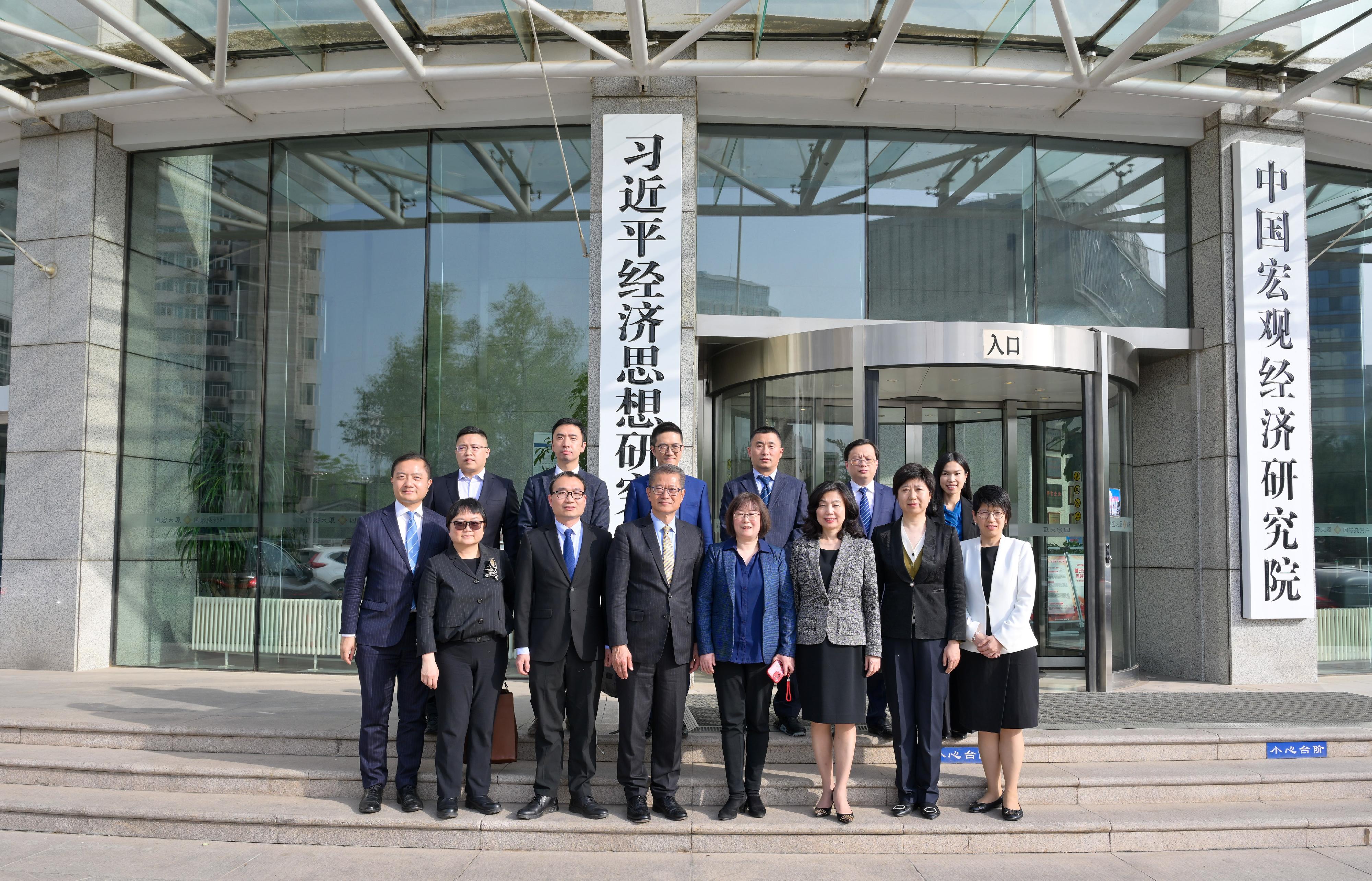The Financial Secretary, Mr Paul Chan, continues his visit in Beijing today (April 19), and visits the Research Center on Xi Jinping's Economic Thought. Photo shows Mr Chan (front row, fourth left) and the Permanent Secretary for Financial Services and the Treasury (Financial Services), Ms Salina Yan (front row, third right), with personnel of the center.