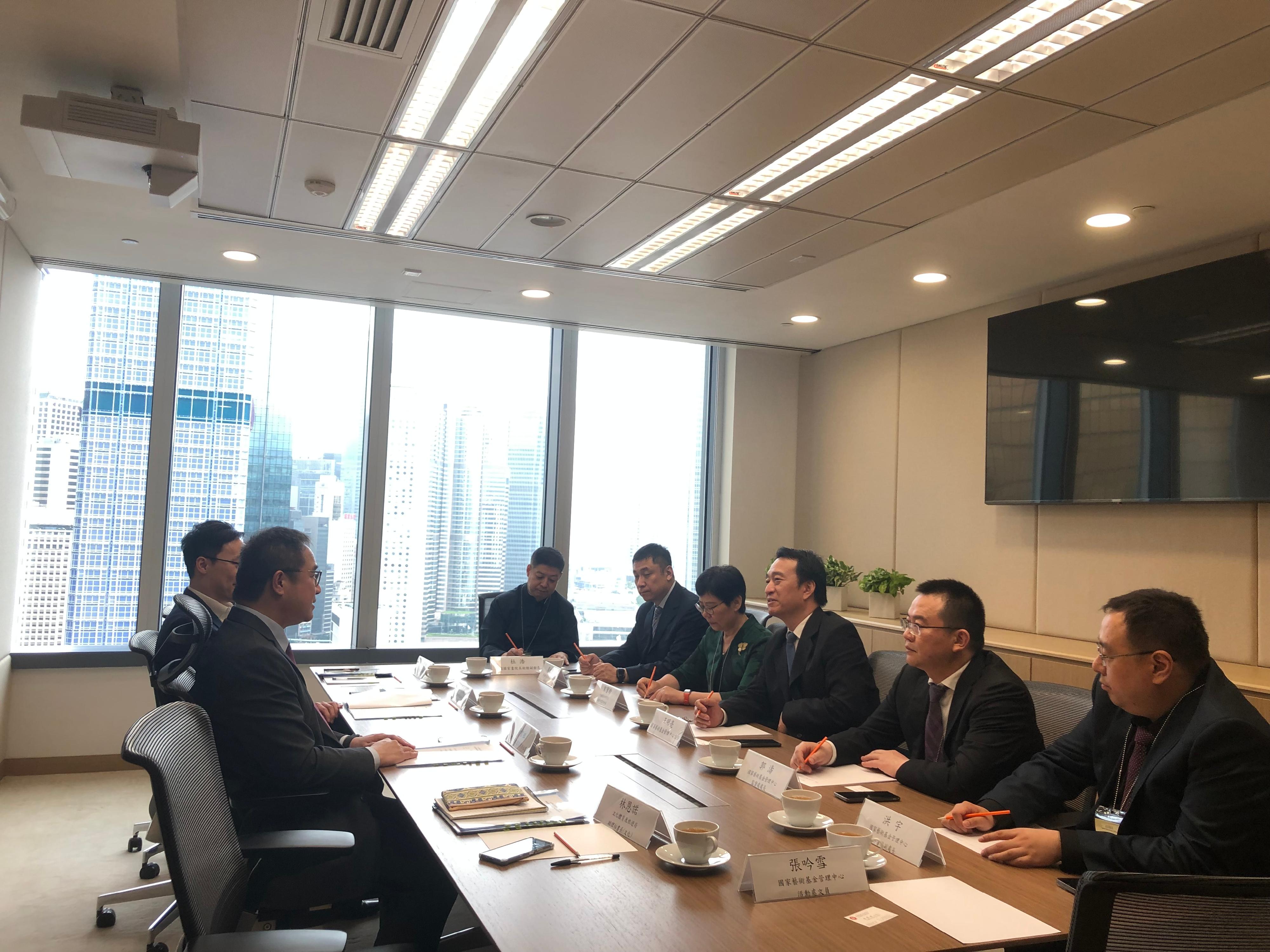 The Permanent Secretary for Culture, Sports and Tourism, Mr Joe Wong (left), yesterday (April 18) met with the Director of Management Centre of China National Arts Fund, Mr Wang Mingliang (third right), and the delegation.