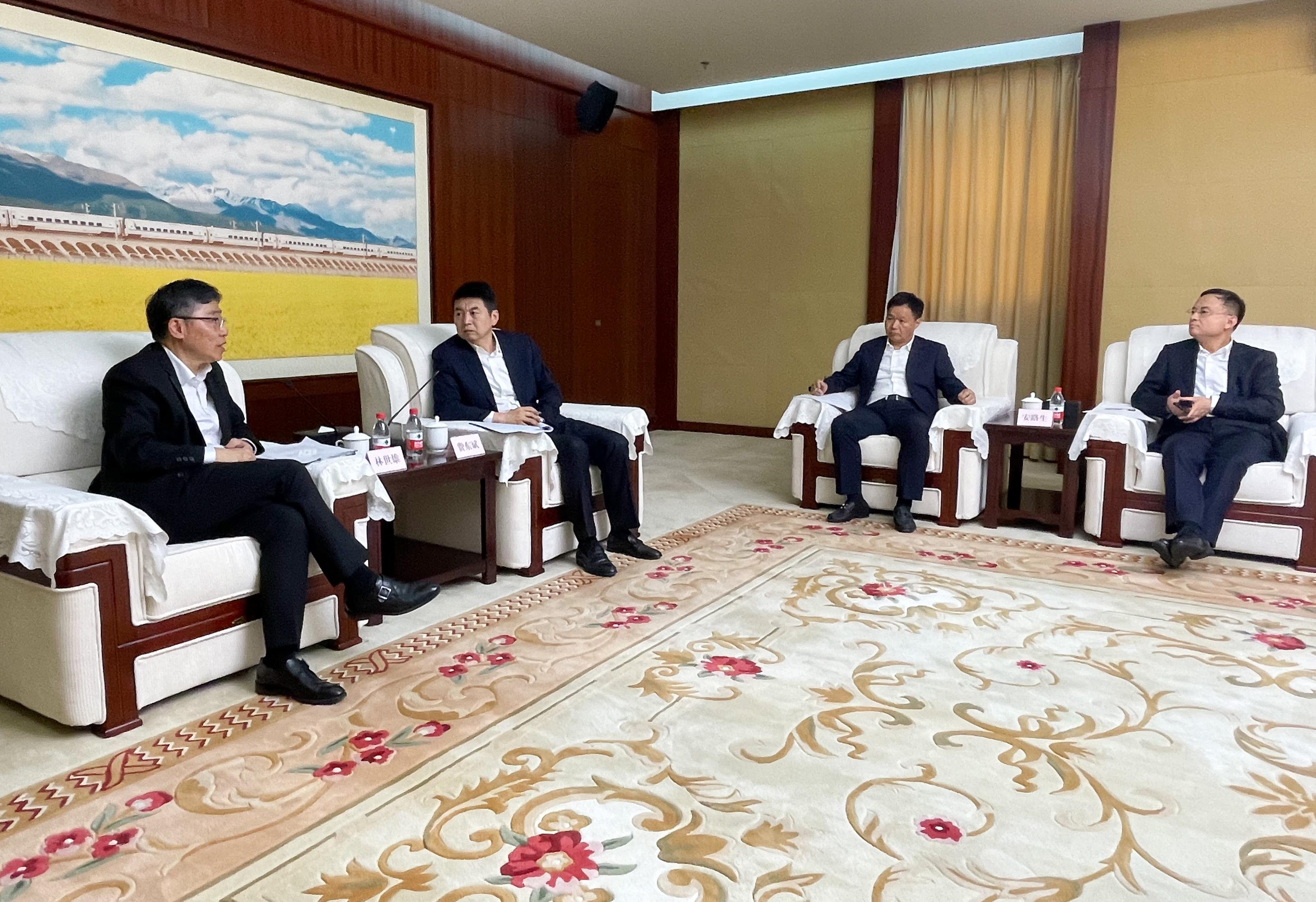 The Secretary for Transport and Logistics, Mr Lam Sai-hung (first left), today (April 20) meets with the Administrator of the National Railway Administration, Mr Fei Dongbin (second left), and other representatives of the Administration in Beijing.