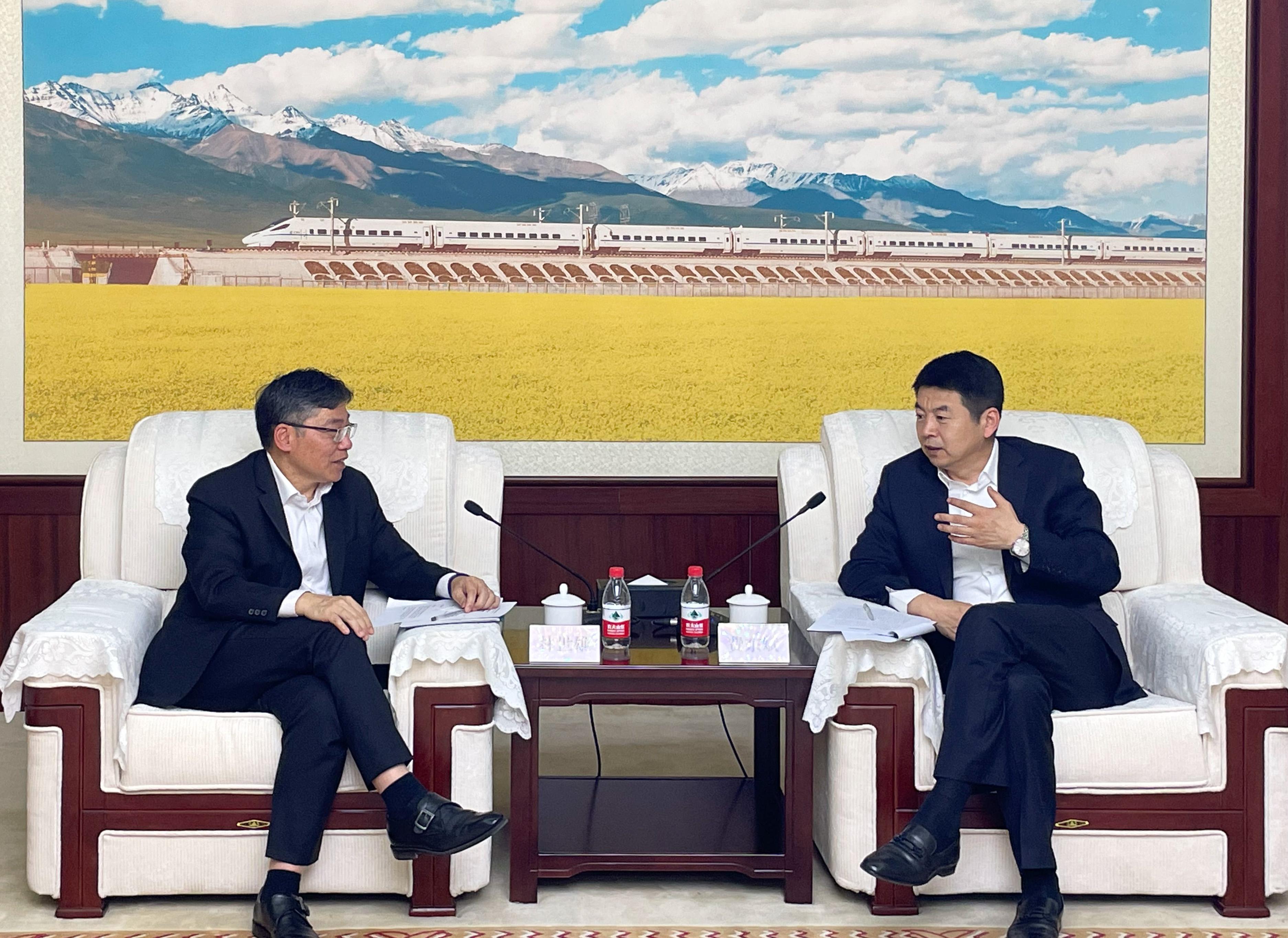 The Secretary for Transport and Logistics, Mr Lam Sai-hung, continued his visit in Beijing today (April 20). Photo shows Mr Lam (left) meeting with the Administrator of the National Railway Administration, Mr Fei Dongbin.