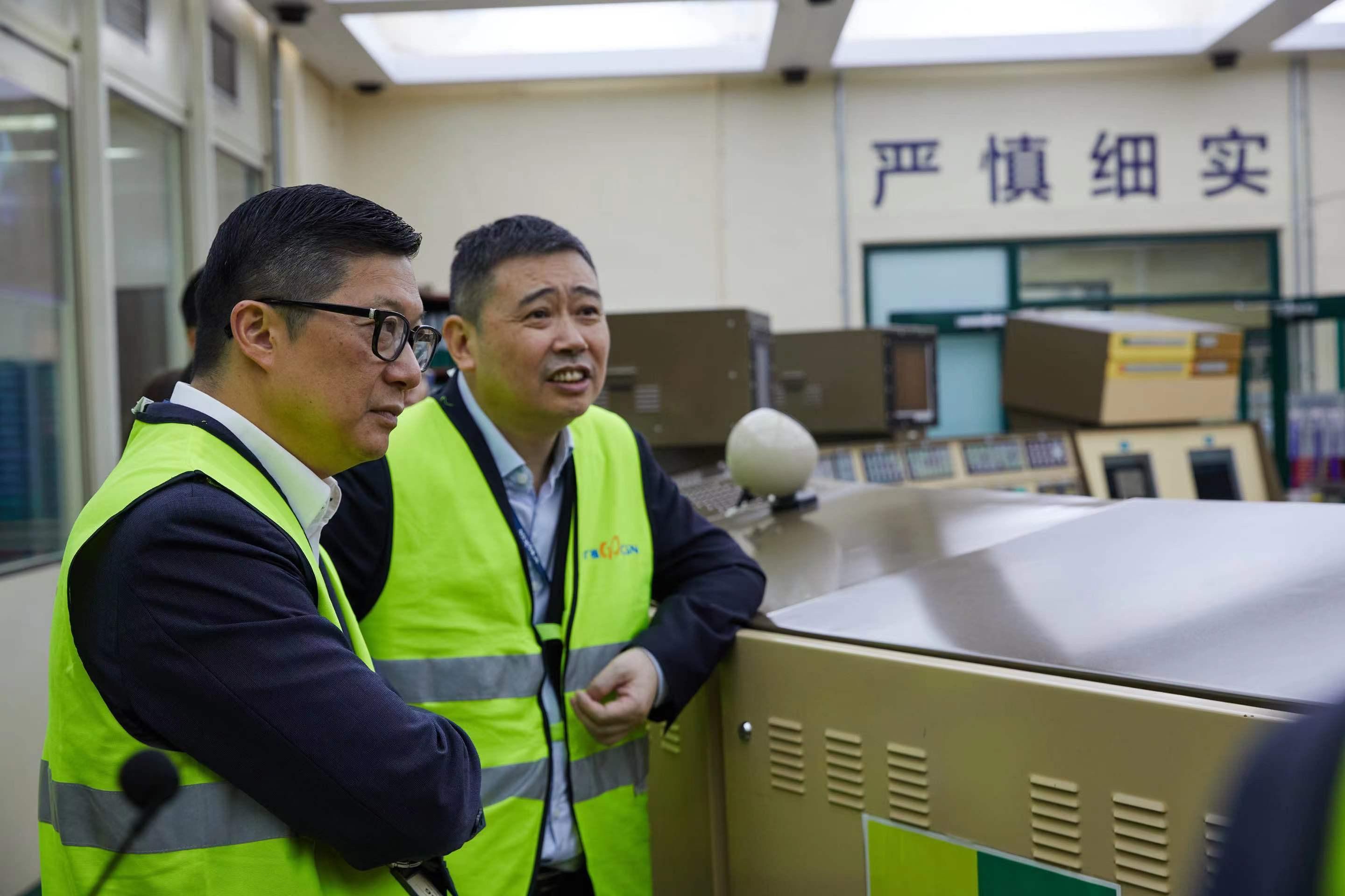 保安局局長鄧炳強（左）今日（四月二十日）參觀位於深圳的大亞灣核電基地。圖示鄧炳強在中國廣核集團有限公司副總經理郭利民（右）的陪同下參觀大亞灣核電站的主控室。