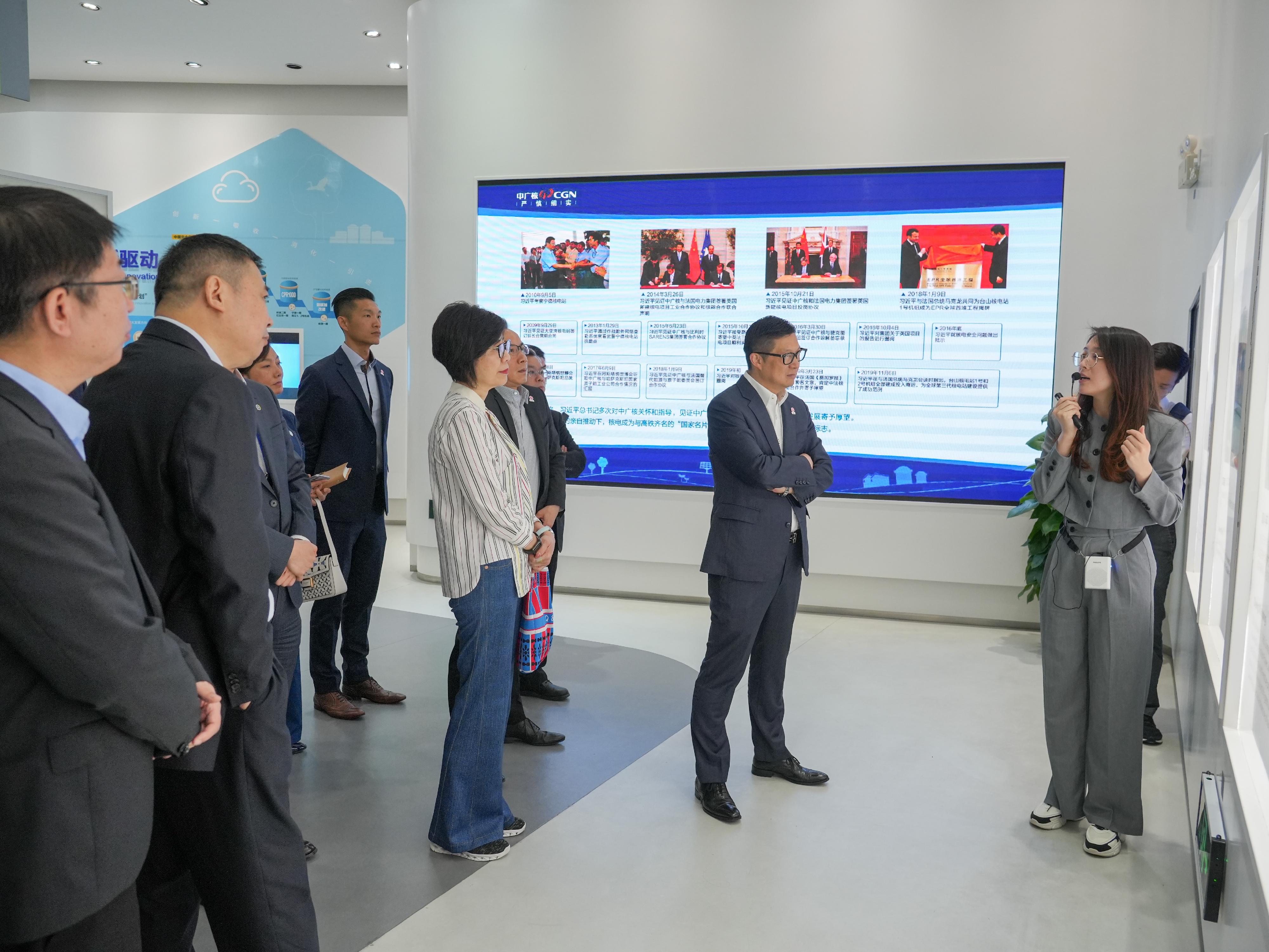 The Secretary for Security, Mr Tang Ping-keung (second right), today (April 20) visited the Daya Bay Nuclear Power Site in Shenzhen. Photo shows Mr Tang being briefed by the personnel of the China General Nuclear Power Corporation on the nuclear power site.