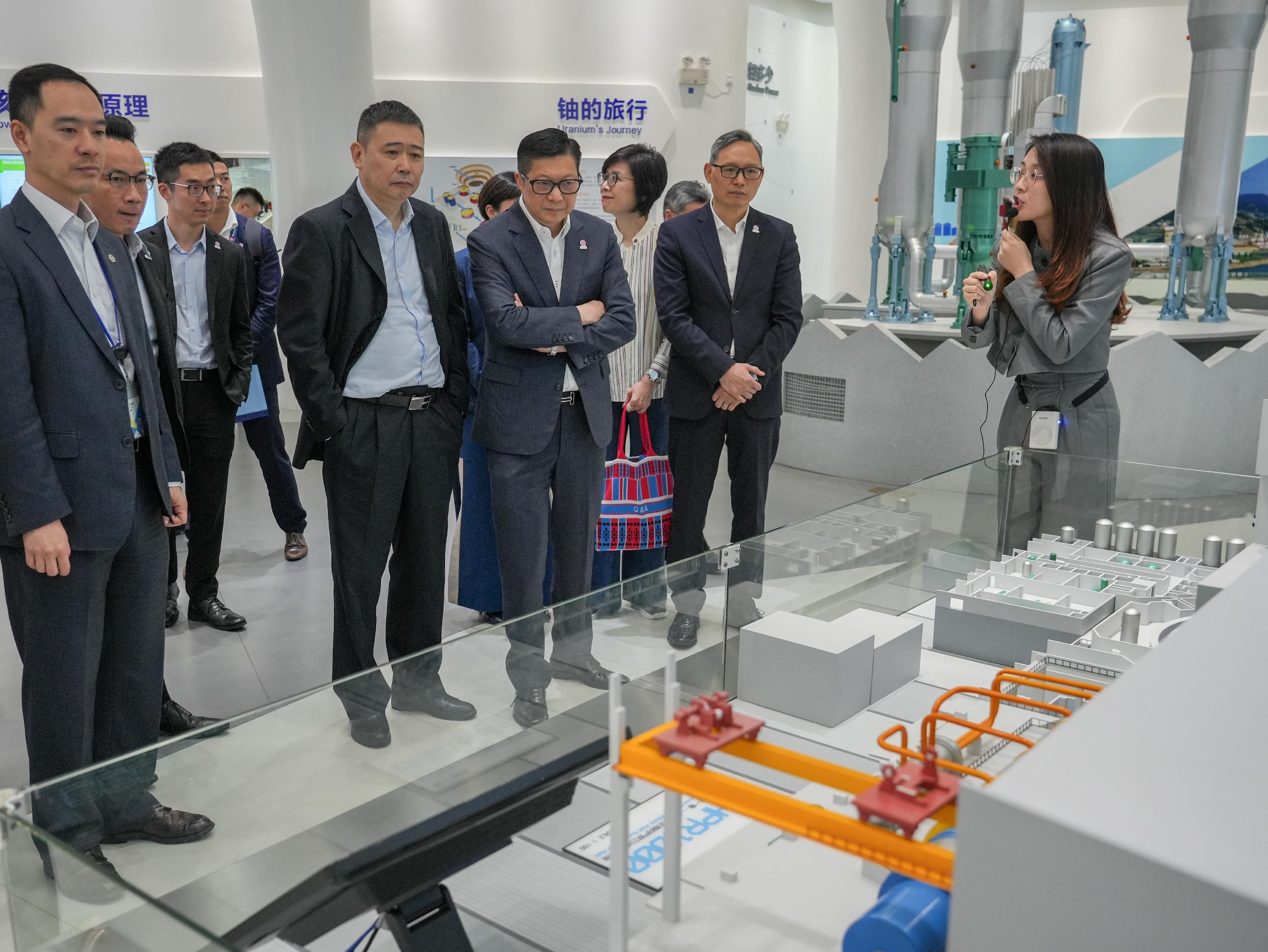 The Secretary for Security, Mr Tang Ping-keung (fourth right), today (April 20) visited the Daya Bay Nuclear Power Site in Shenzhen. Photo shows Mr Tang, accompanied by the Senior Vice President of China General Nuclear Power Corporation (CGNPC), Mr Guo Limin (fourth left), being briefed by the personnel of the CGNPC on the nuclear power site.