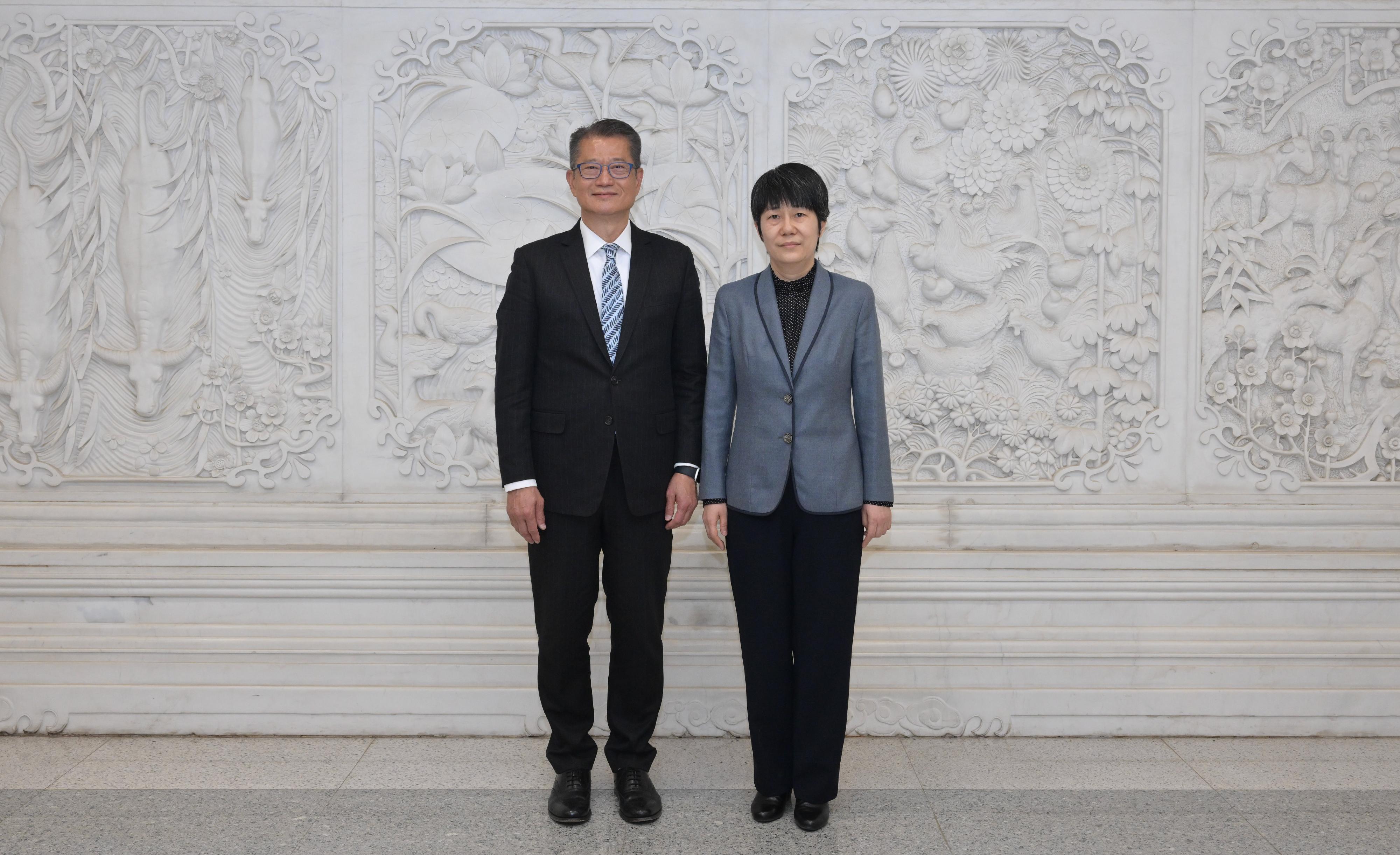 財政司司長陳茂波今日（四月二十日）繼續訪問北京的行程。圖示陳茂波（左）與國家商務部副部長郭婷婷（右）會面。