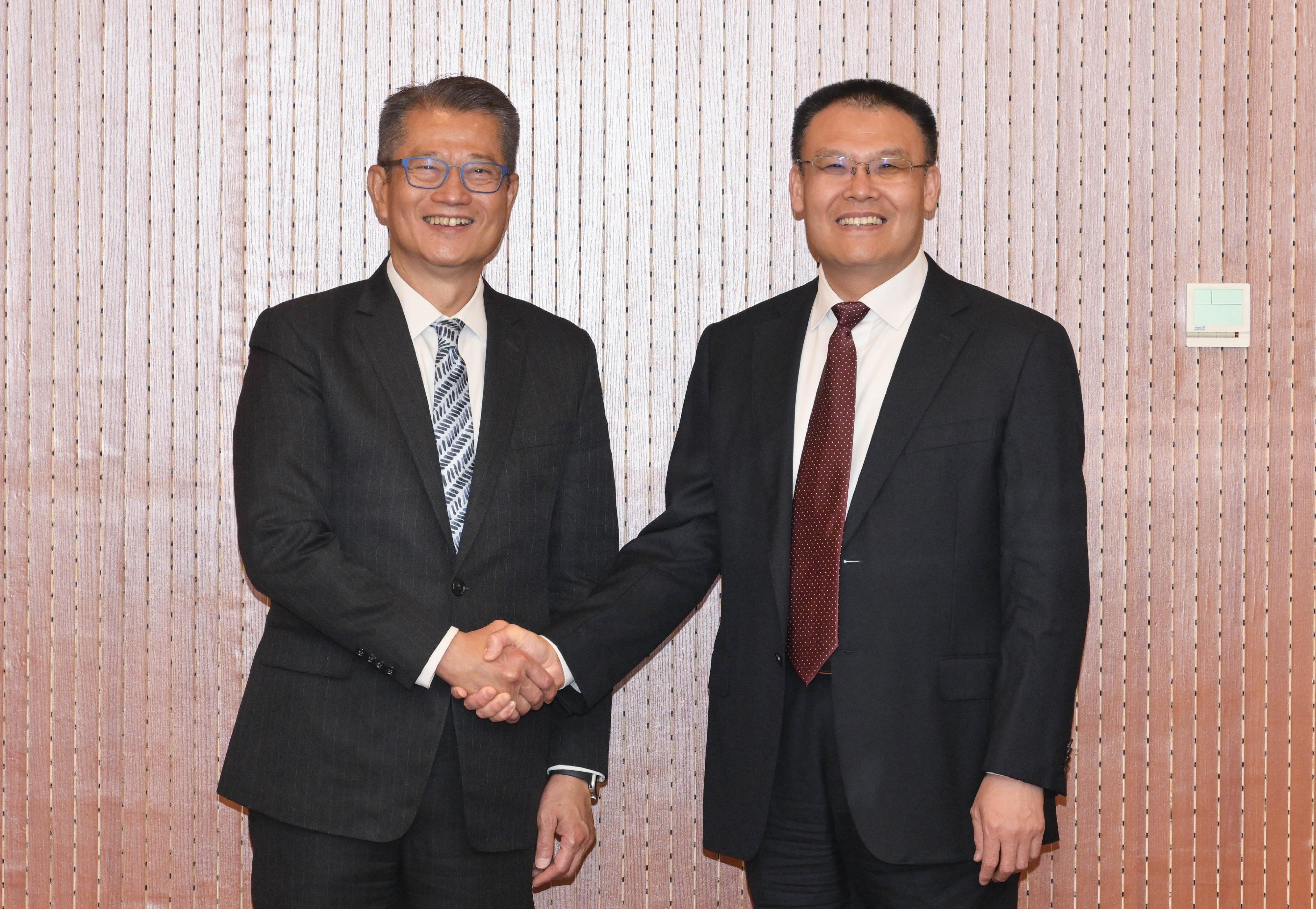 The Financial Secretary, Mr Paul Chan, continued his visit in Beijing today (April 20). Mr Chan (left) visits the Ministry of Finance and meets with Vice Minister of Finance Mr Wang Dongwei (right).