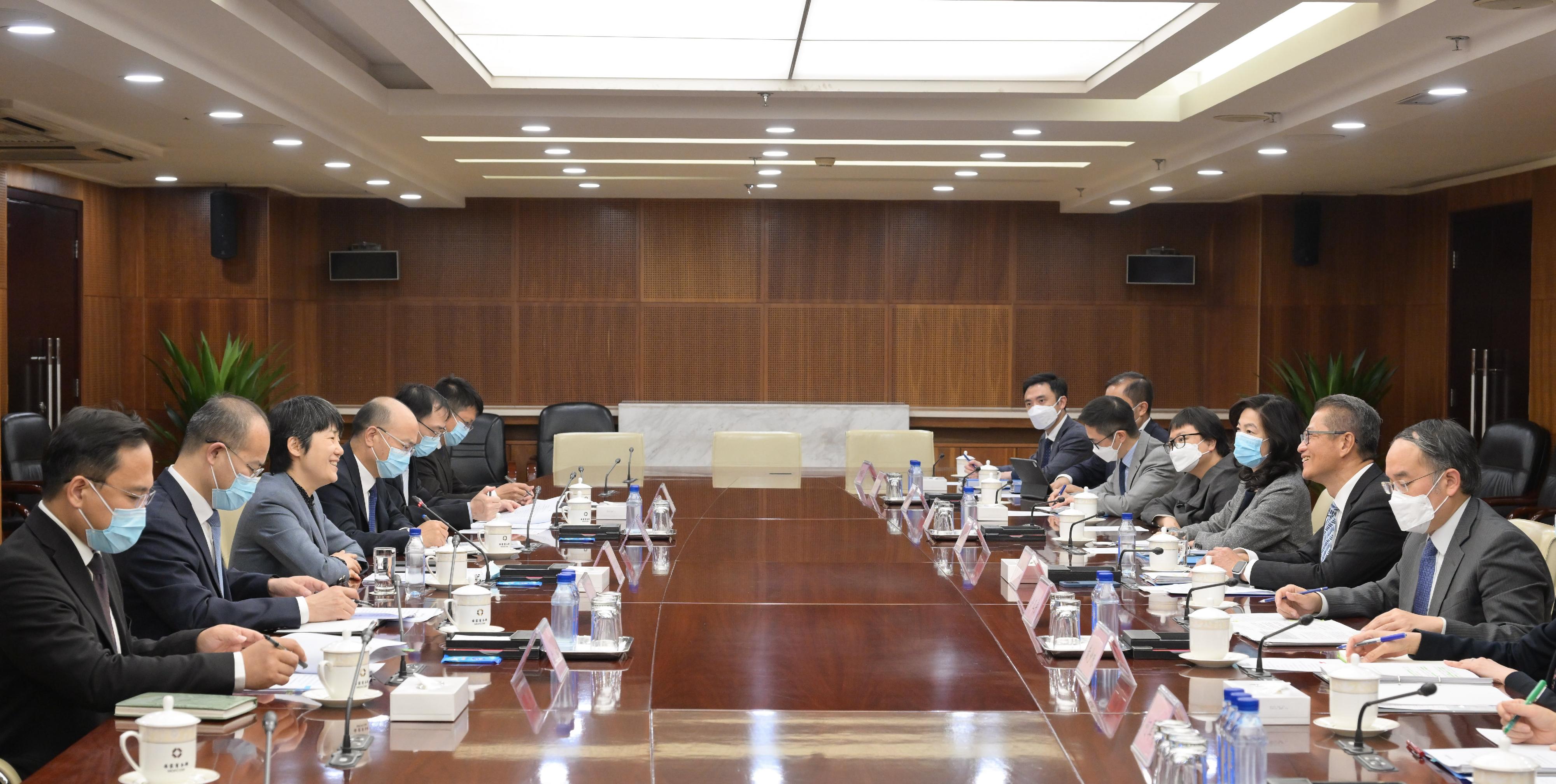 The Financial Secretary, Mr Paul Chan, continued his visit in Beijing today (April 20). Photo shows Mr Chan (second right) meeting with Vice Minister of Commerce Ms Guo Tingting (third left). The Secretary for Financial Services and the Treasury, Mr Christopher Hui (first right); the Permanent Secretary for Financial Services and the Treasury (Financial Services), Ms Salina Yan (third right); and the Director-General of Trade and Industry, Ms Maggie Wong, also joined the meeting.