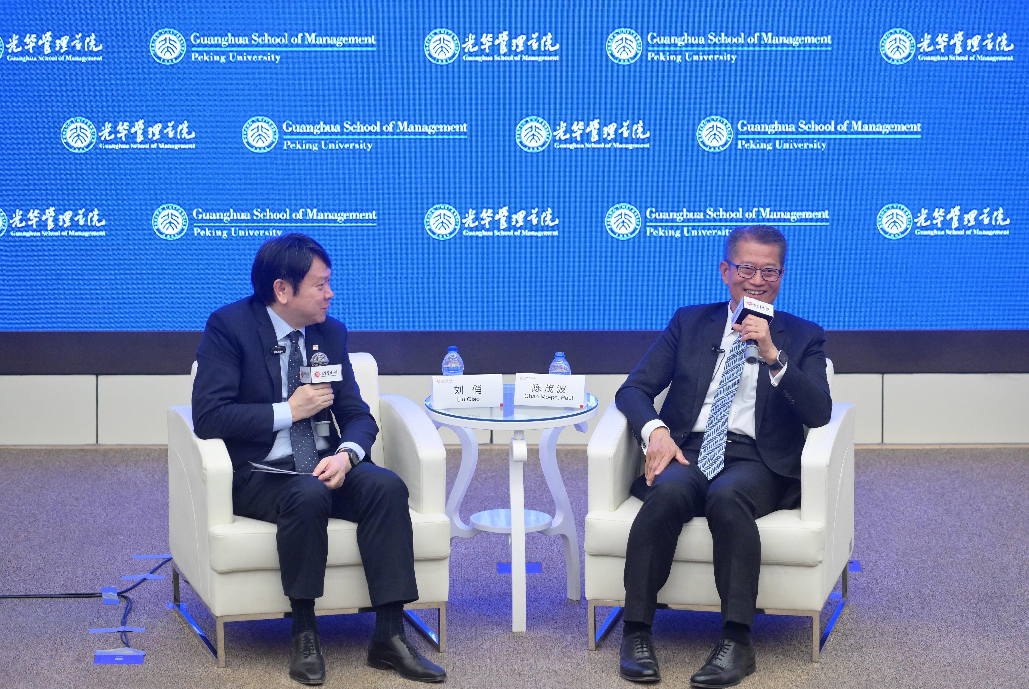 The Financial Secretary, Mr Paul Chan, continued his visit to Beijing today (April 20). Photo shows Mr Chan (right) speaking at Peking University Guanghua School of Management and exchanging with around 300 alumni, teachers and students.