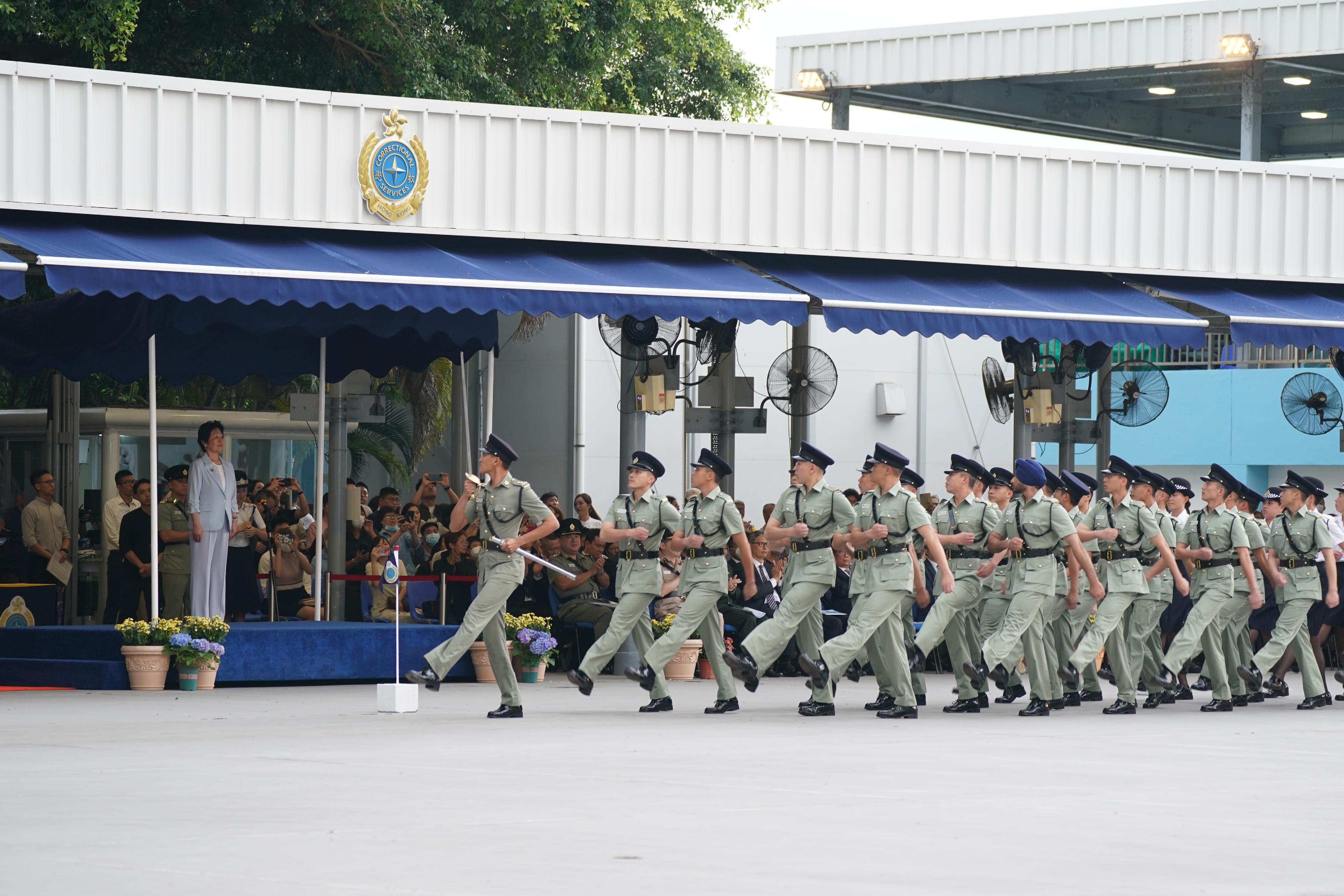 惩教署今日（四月二十一日）在香港惩教学院举行学员结业会操。图示会操队伍步操经过检阅台。