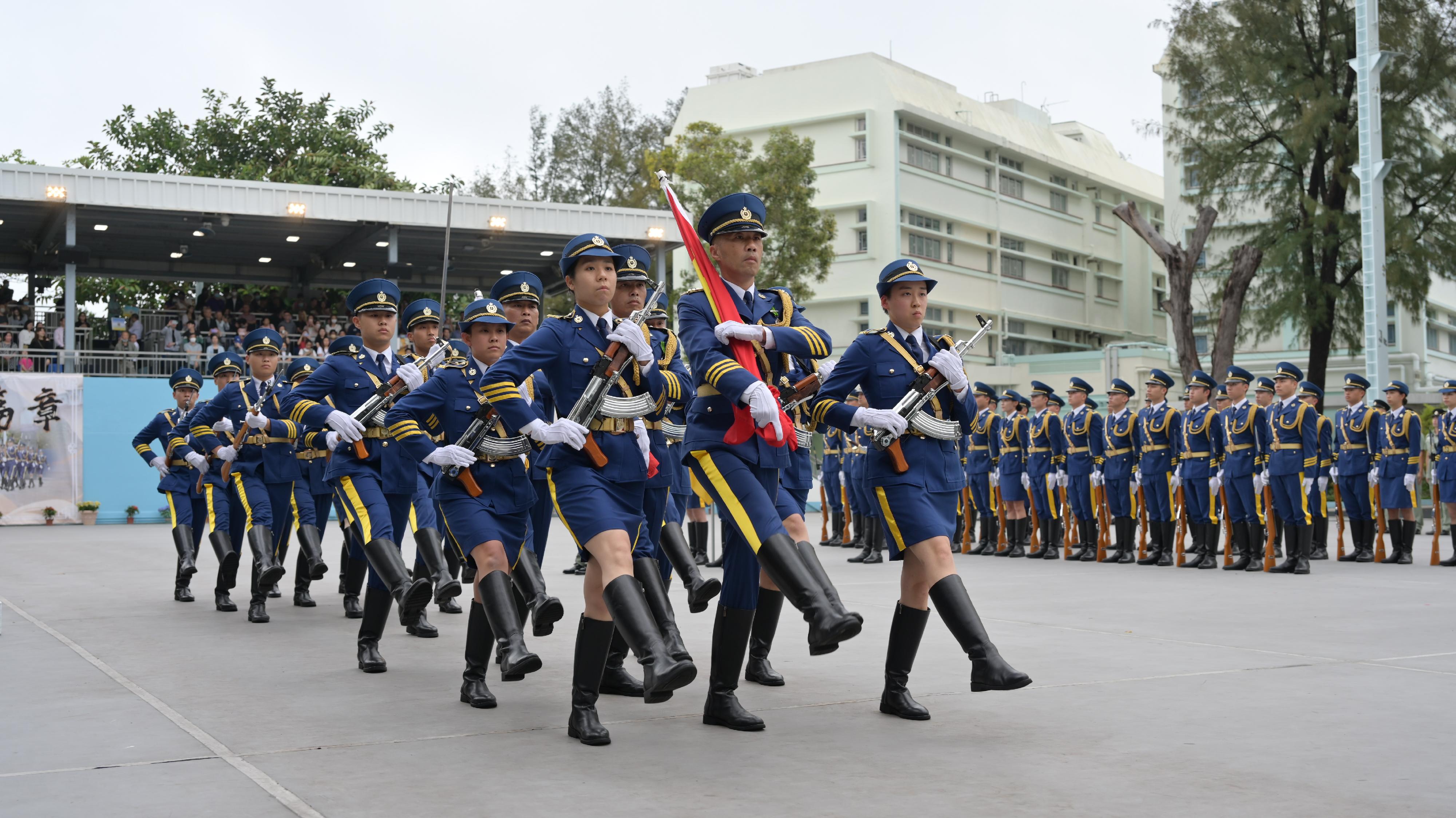 The Correctional Services Department held a passing-out parade at the Hong Kong Correctional Services Academy today (April 21). Photo shows a Chinese-style foot drill demonstration by the Guard of Honour.