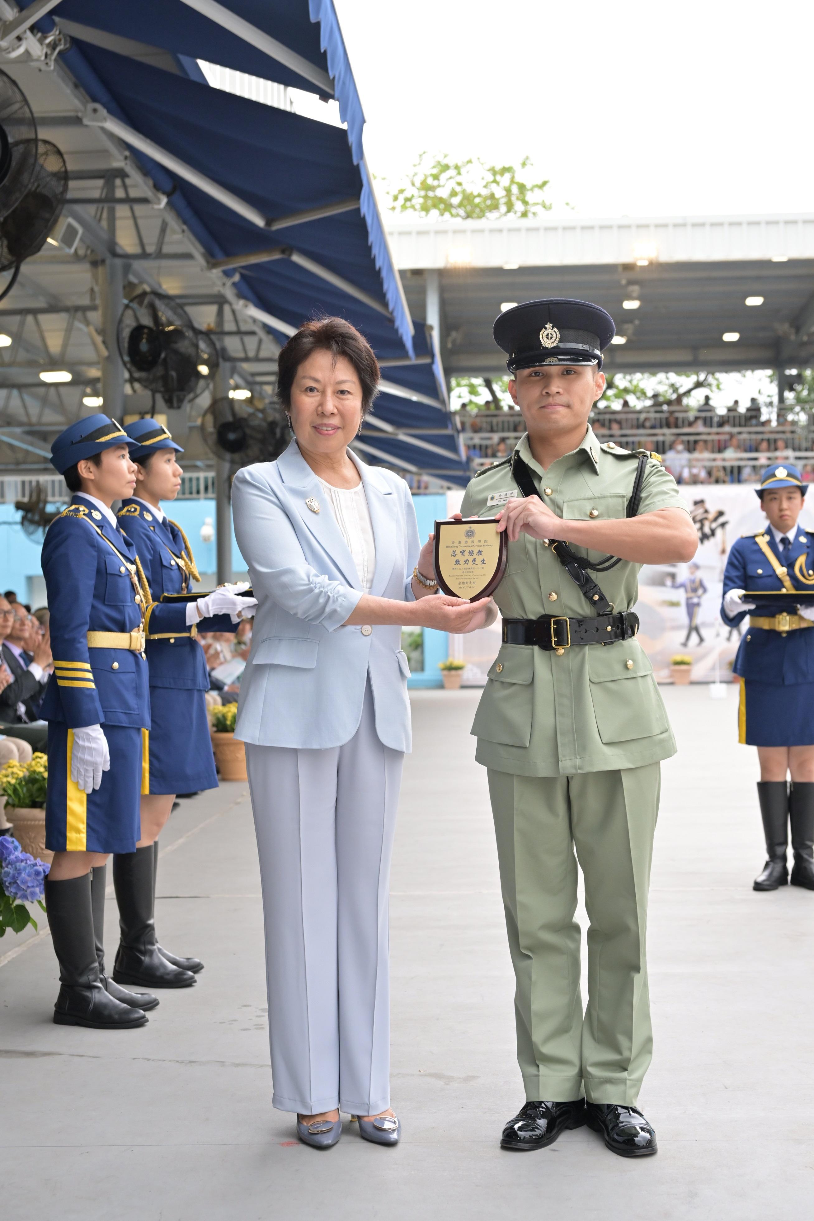 The Correctional Services Department held a passing-out parade at the Hong Kong Correctional Services Academy today (April 21). Photo shows the Chairman of the Committee on Community Support for Rehabilitated Offenders, Ms Tsui Li (left), presenting a Best Recruit Award, the Principal’s Shield, to Officer Mr Yu Tak-ho.
