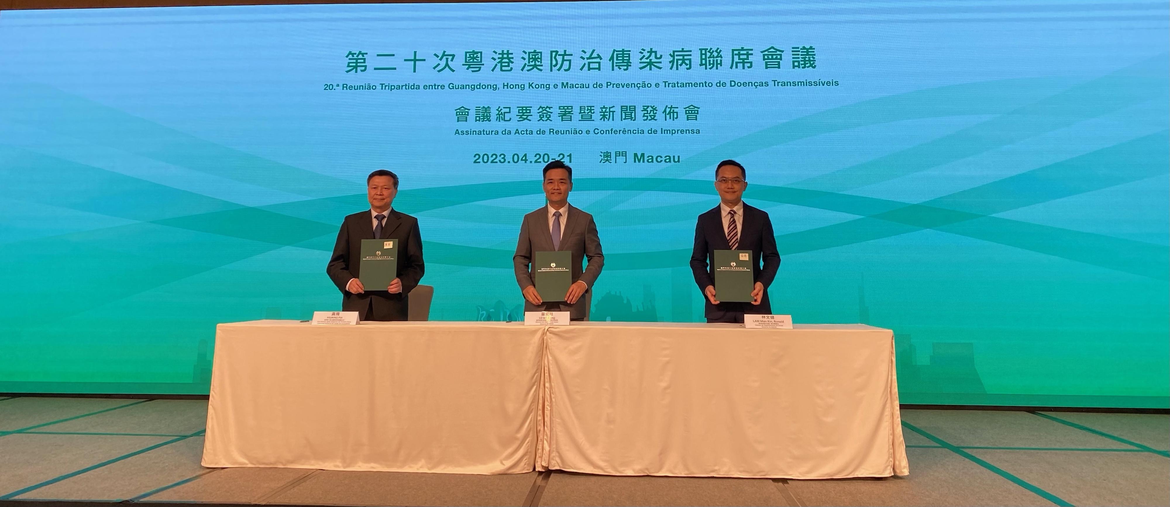 The two-day 20th Tripartite Meeting on Prevention and Control of Communicable Diseases successfully concluded in Macao today (April 21). Photo shows the Director of the Health Bureau of Macao, Dr Lo Iek-long (centre); Deputy Director General of the Health Commission of Guangdong Province Mr Huang Fei (left); and the Director of Health of Hong Kong, Dr Ronald Lam (right), signing the meeting minutes.