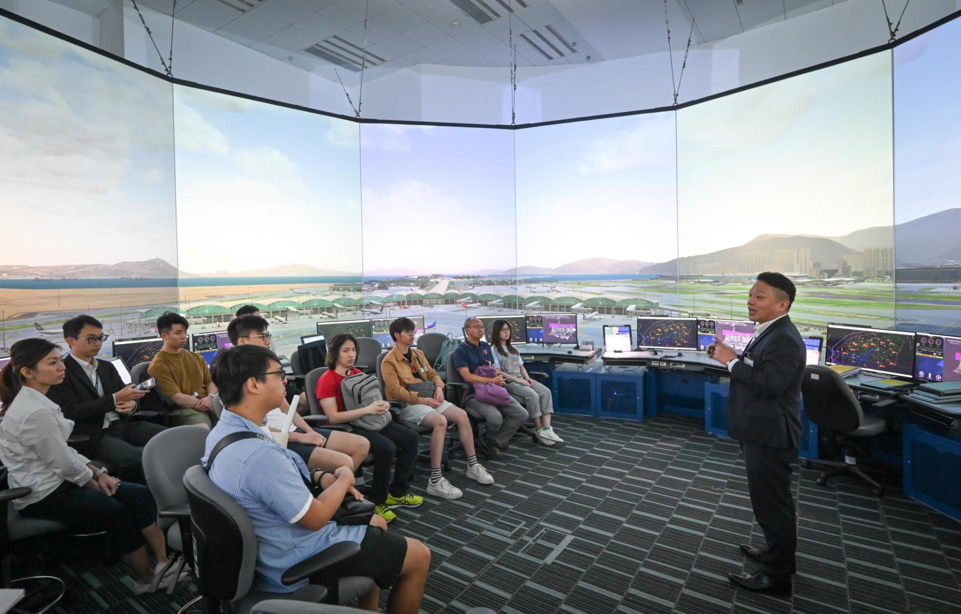 The Civil Aviation Department (CAD) held a Career Open Day today (April 21). Air traffic control tower simulator demonstration sessions at the Career Open Day enabled students to experience life as an air traffic control officer who works in the air traffic control tower.