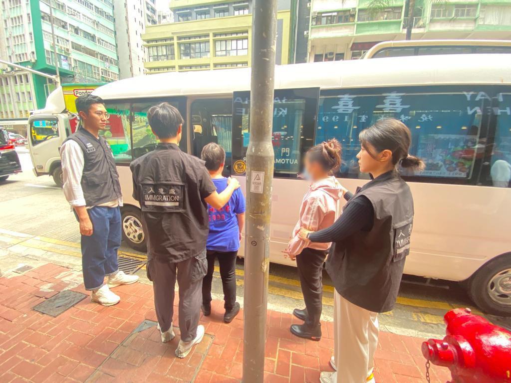 The Immigration Department mounted a series of territory-wide anti-illegal worker operations codenamed "Twilight" and a joint operation with the Hong Kong Police Force codenamed "Windsand" for four consecutive days from April 17 to yesterday (April 20). Photo shows suspected illegal workers arrested during an operation.