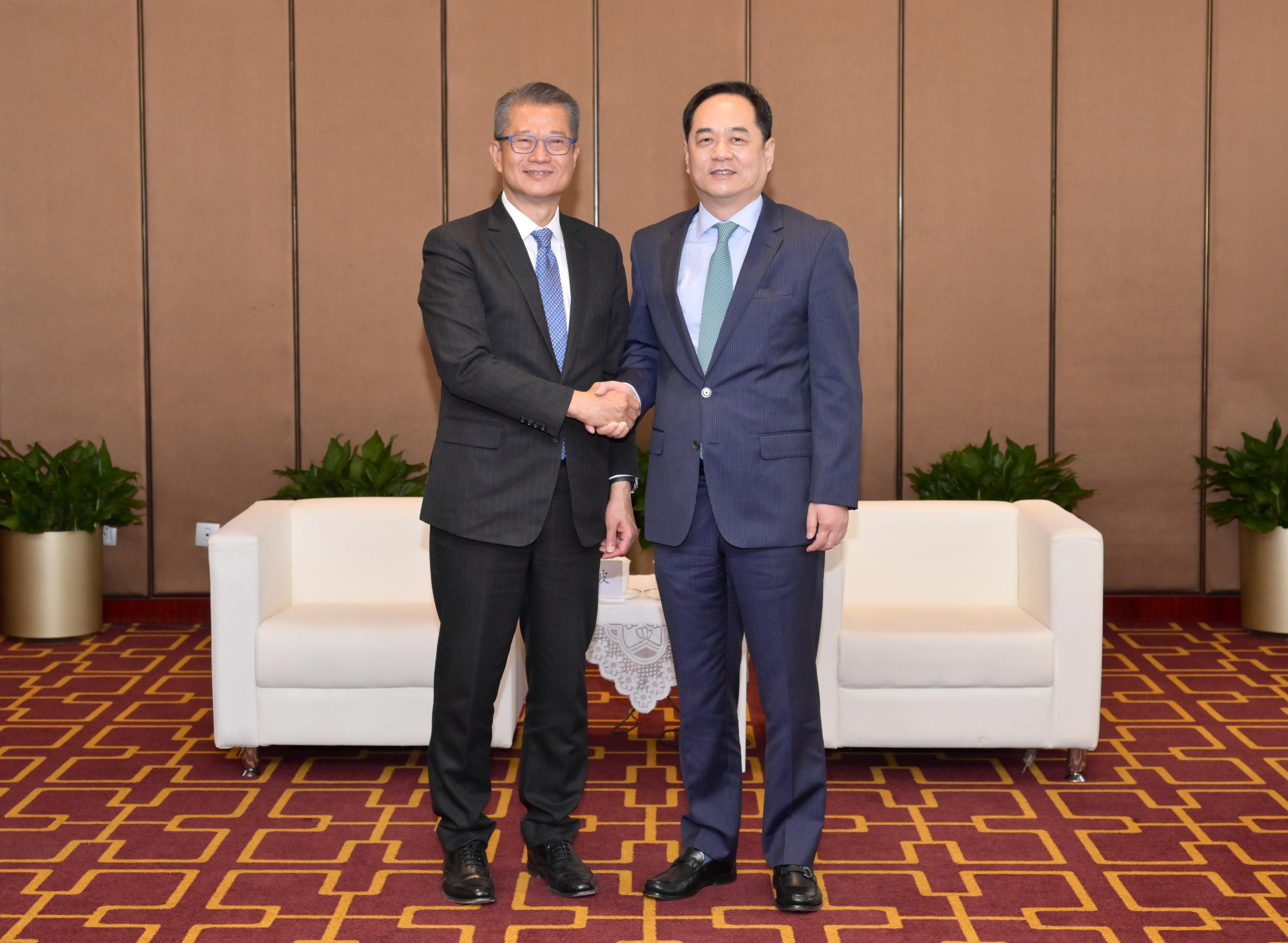 財政司司長陳茂波（左）今日（四月二十一日）在北京進行最後一日訪問，並拜會國務院港澳事務辦公室副主任楊萬明（右）。