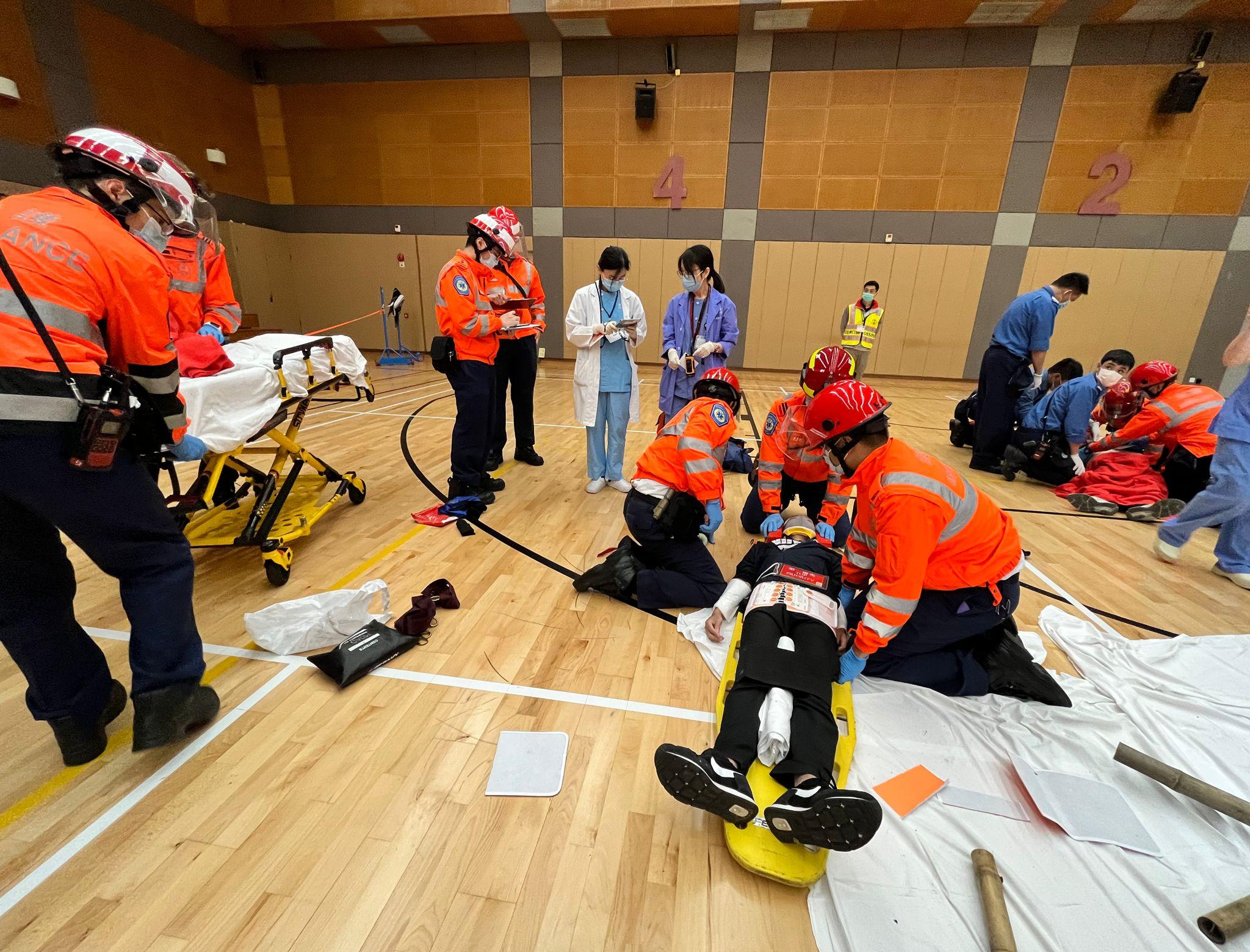 St John Hospital organises an interdepartmental disaster drill in the afternoon today (April 21) with the Hospital Authority Head Office Major Incident Control Centre, the Fire Services Department, the Hong Kong Police Force, the Government Flying Service, the Auxiliary Medical Service and the Home Affairs Department to enhance the co-ordination and communication during major incidents.