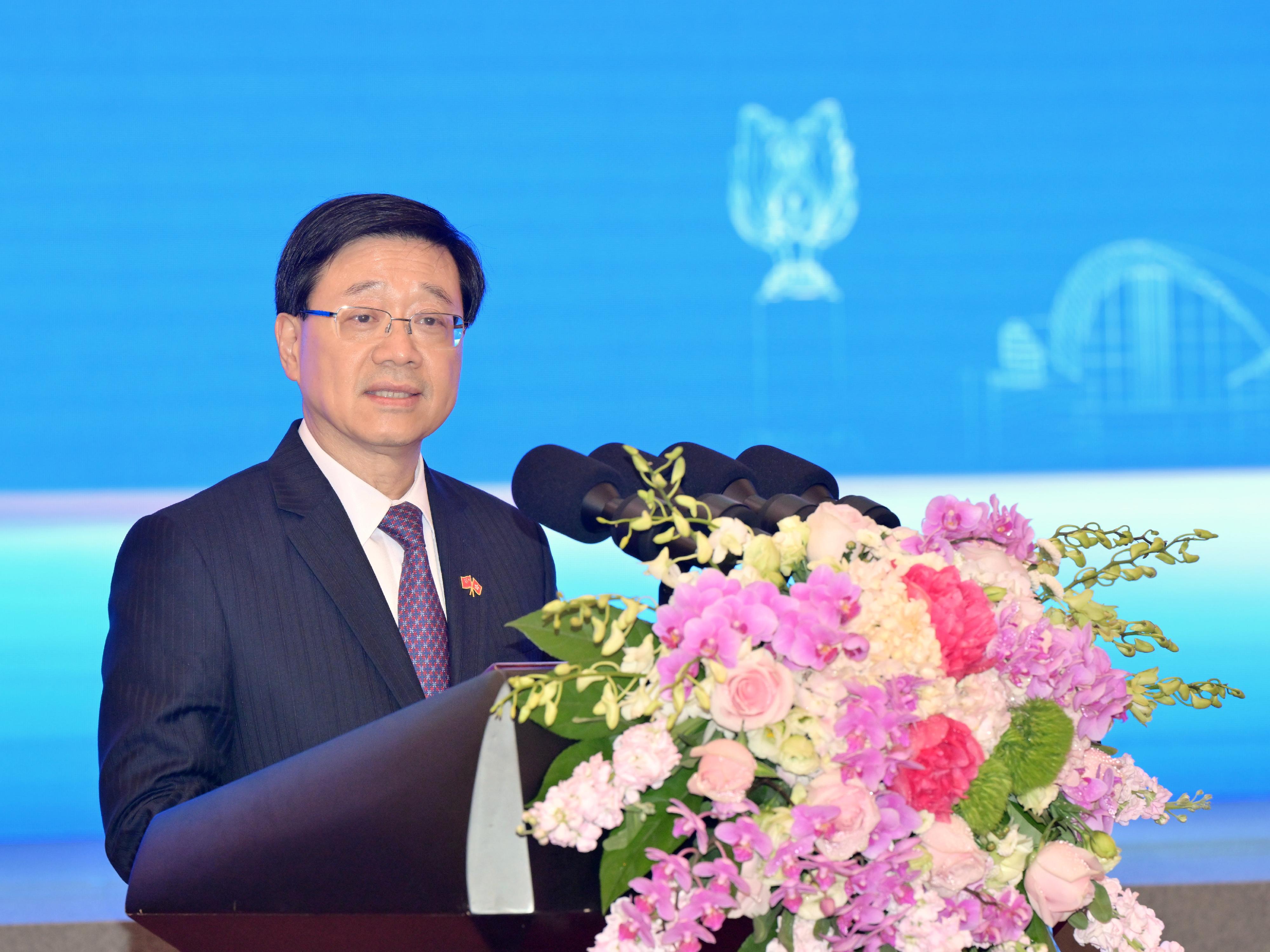 The Chief Executive, Mr John Lee, led a delegation of the Hong Kong Special Administrative Region Government and the Legislative Council to visit Guangdong-Hong Kong-Macao Greater Bay Area in Shenzhen today (April 21). Photo shows Mr Lee speaking at the dinner with leaders of Shenzhen Municipal Government.