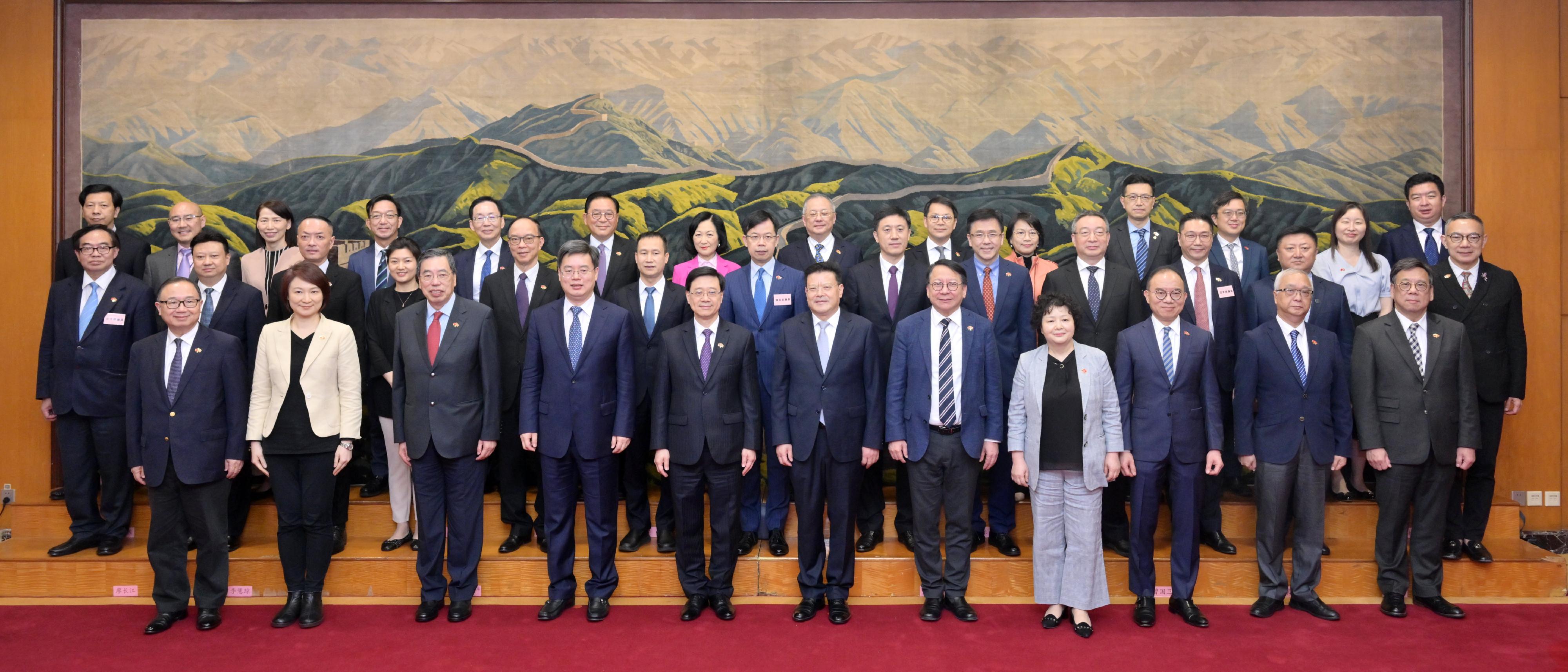 The Chief Executive, Mr John Lee, led a delegation of the Hong Kong Special Administrative Region Government and the Legislative Council (LegCo) to visit Guangdong-Hong Kong-Macao Greater Bay Area  in Shenzhen today (April 21). Photo shows (first row, from third left) the President of the LegCo, Mr Andrew Leung; the Mayor of the Shenzhen Municipal Government, Mr Qin Weizhong; Mr Lee; the Secretary of the CPC Shenzhen Municipal Committee, Mr Meng Fanli; the Chief Secretary for Administration, Mr Chan Kwok-ki; the Director General of the Hong Kong and Macao Affairs Office of the People's Government of Guangdong Province, Ms Li Huanchun; and the members of the delegation before the dinner with leaders of Shenzhen Municipal Government.