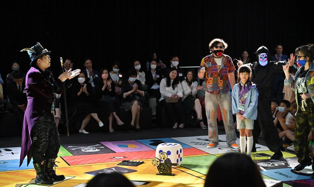 The Hong Kong Police Force premiered the "IDK Interactive Anti-drugs Drama" at PMQ, Central today (April 21).  This innovative interactive drama aims to deliver anti-drug messages to young people, particularly primary students, and guide them to stay away from drugs.