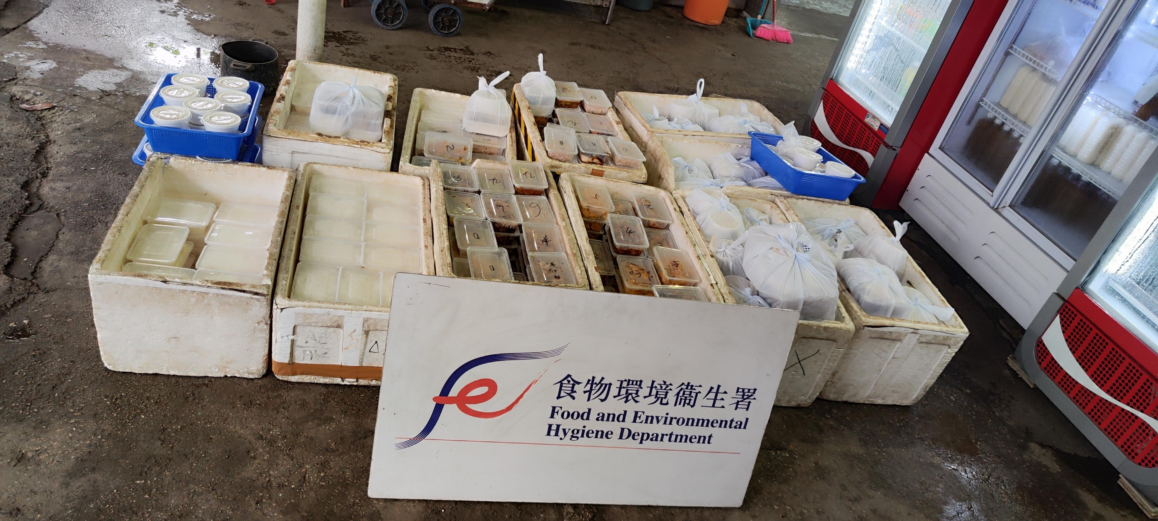 食物环境卫生署及香港警务处今早（四月二十一日）采取联合行动，在西贡区大涌口村捣破一无牌食物制造工场。图示行动中检获的食物。