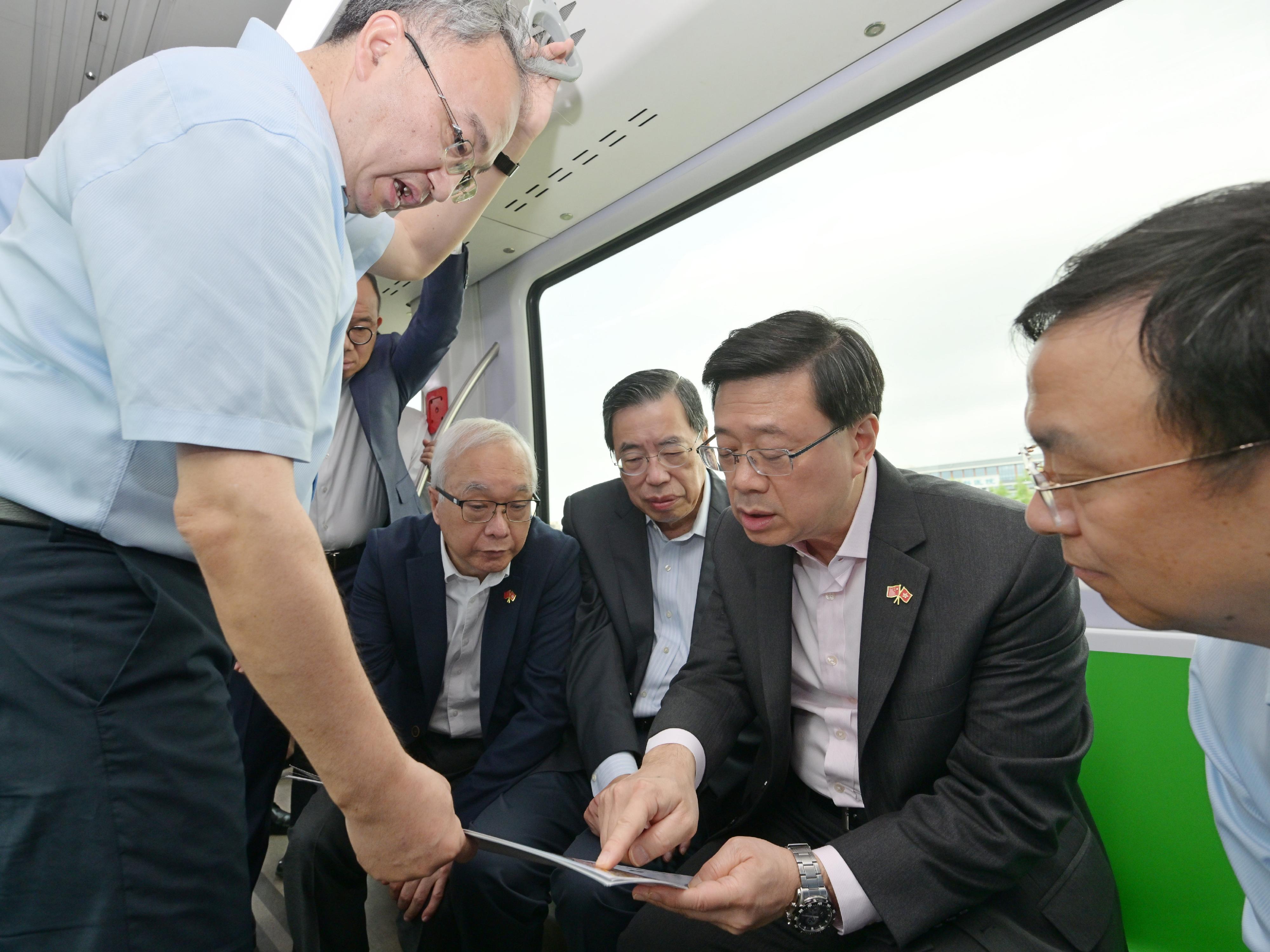 The Chief Executive, Mr John Lee, led a delegation of the Hong Kong Special Administrative Region Government and the Legislative Council (LegCo) to visit Shenzhen today (April 22). Photo shows Mr Lee (second right); the President of the LegCo, Mr Andrew Leung (third right); the Secretary for Environment and Ecology, Mr Tse Chin-wan (fourth right), and the Chairman and President of BYD Company Limited, Mr Wang Chuanfu (first right), visiting the BYD Sky Shuttle.