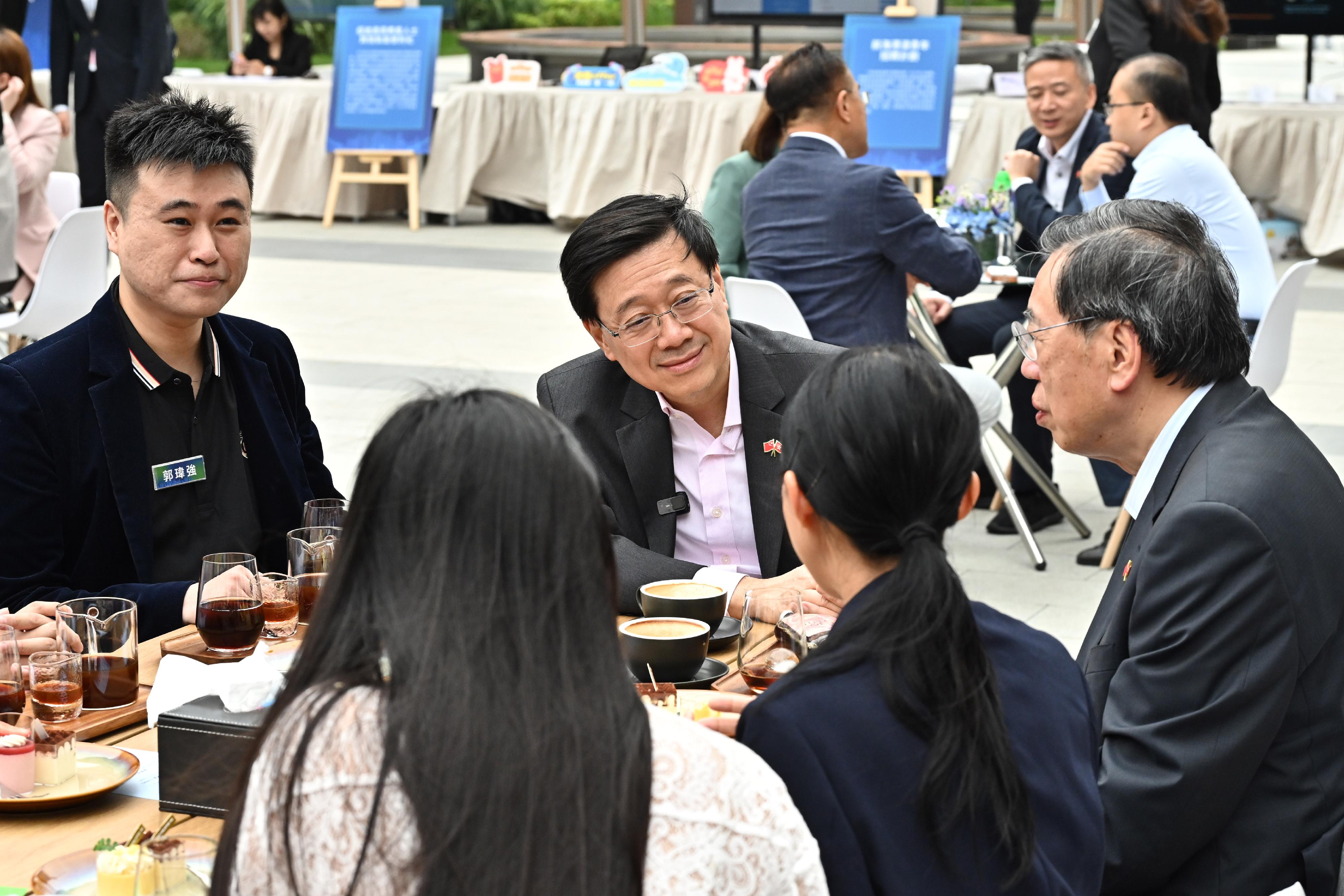 The Chief Executive, Mr John Lee, led a delegation of the Hong Kong Special Administrative Region Government and the Legislative Council (LegCo) to visit Shenzhen today (April 22). Photo shows Mr Lee (second left) exchanging views with the Hong Kong youth entrepreneur at the Qiahai Shenzhen-Hong Kong Youth Innovation and Entrepreneur Hub.