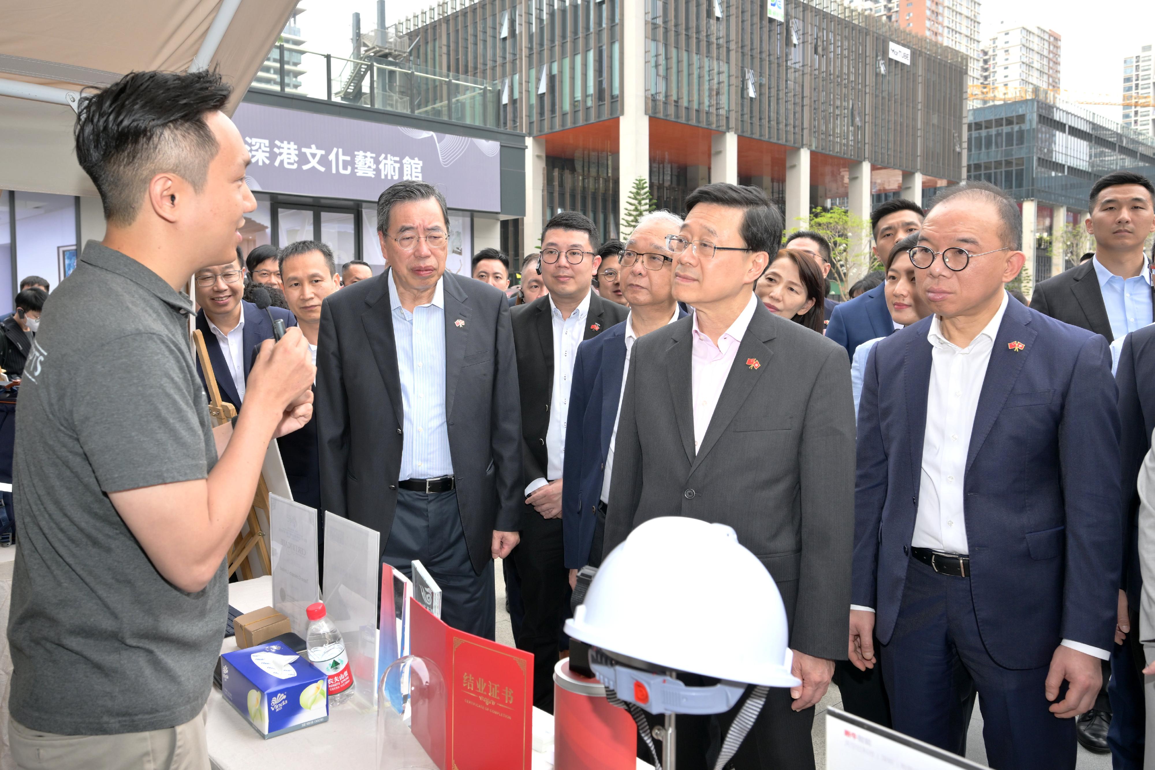 The Chief Executive, Mr John Lee, led a delegation of the Hong Kong Special Administrative Region Government and the Legislative Council (LegCo) to visit Shenzhen today (April 22). Photo shows Mr Lee (second right); the President of the LegCo, Mr Andrew Leung (fifth right); the Secretary for Constitutional and Mainland Affairs, Mr Erick Tsang Kwok-wai (first right); and the Secretary for Environment and Ecology, Mr Tse Chin-wan (third right), exchanging views with the Hong Kong youth entrepreneur at the Qiahai Shenzhen-Hong Kong Youth Innovation and Entrepreneur Hub.