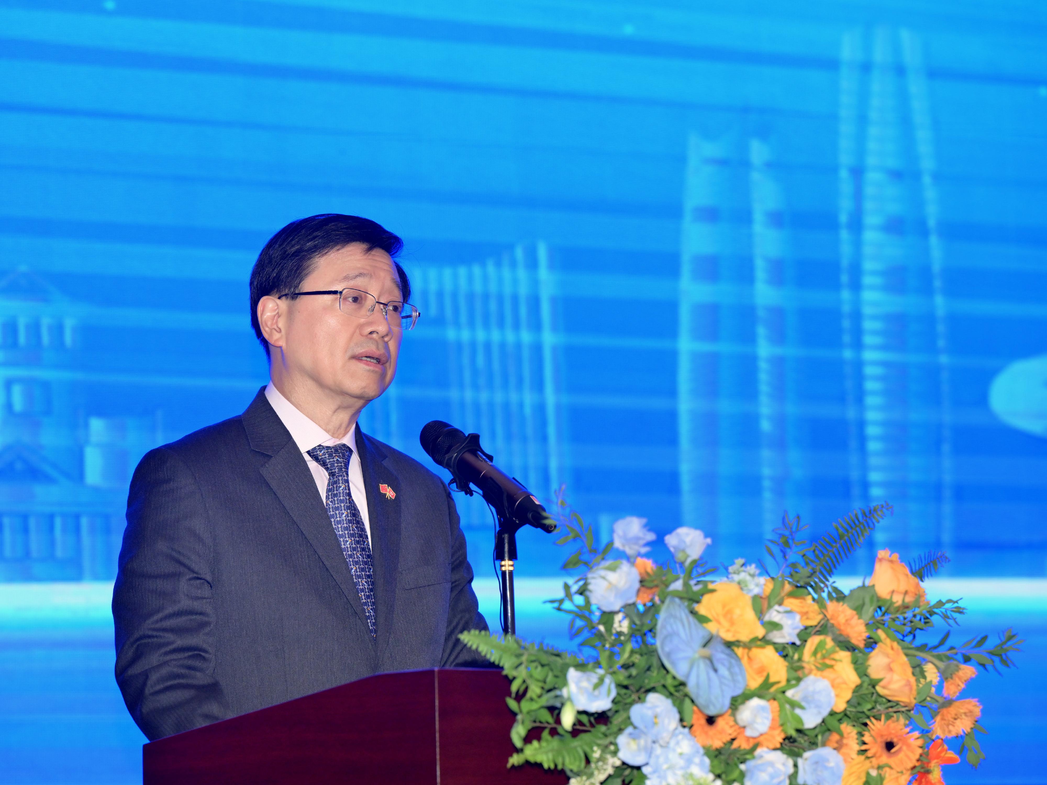 The Chief Executive, Mr John Lee, led a delegation of the Hong Kong Special Administrative Region Government and the Legislative Council to visit Guangdong-Hong Kong-Macao Greater Bay Area in Shenzhen today (April 22). Photo shows Mr Lee speaking at the dinner with leaders of Dongguan Municipal Government.