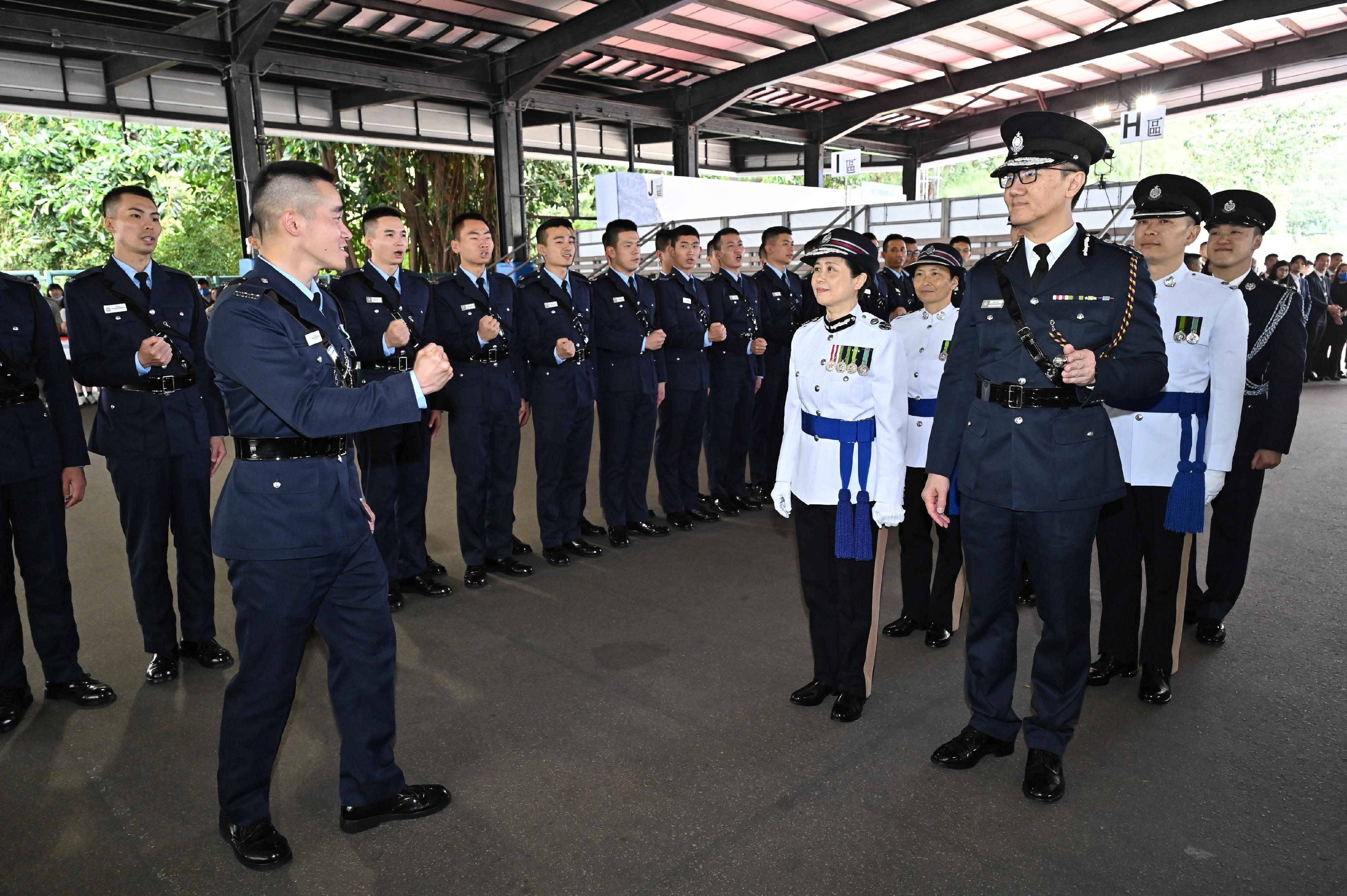 警務處處長蕭澤頤（右三）和警務處副處長（國家安全）劉賜蕙（右五）今日（四月二十二日）出席香港警察學院的結業會操後與結業學員會面。