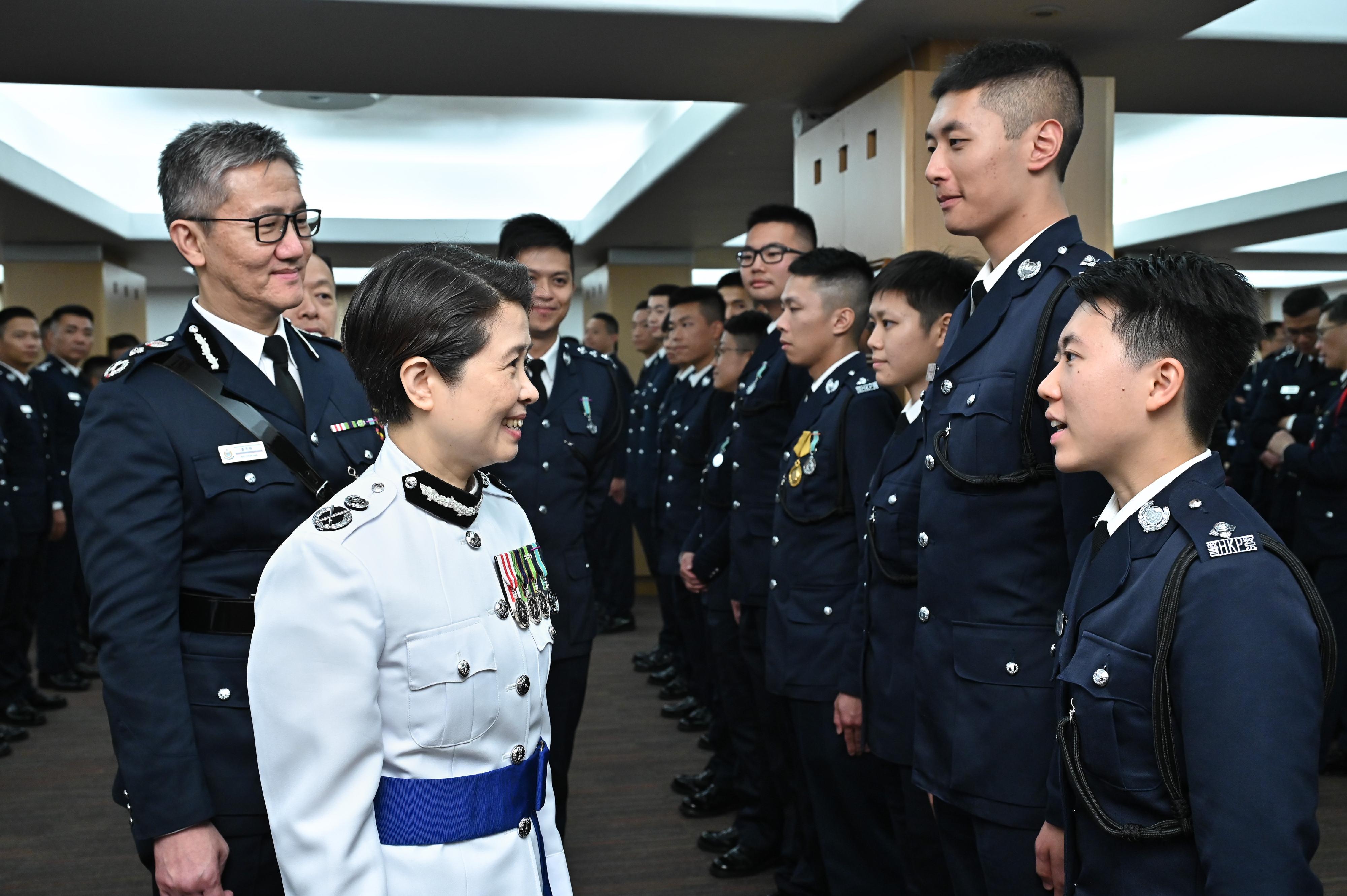 警務處處長蕭澤頤（左一）和警務處副處長（國家安全）劉賜蕙（左二）今日（四月二十二日）出席香港警察學院的結業會操後，恭賀剛結業的見習督察。
