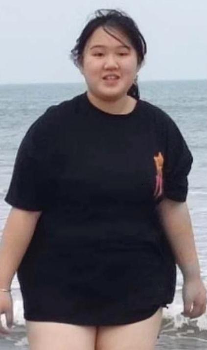 Lin Ka-ki, aged 12, is about 1.6 metres tall, 90 kilograms in weight and of fat build. She has a round face with yellow complexion and long black hair. She was last seen wearing a black jacket, a black dress, black shoes and carrying a mobile phone.