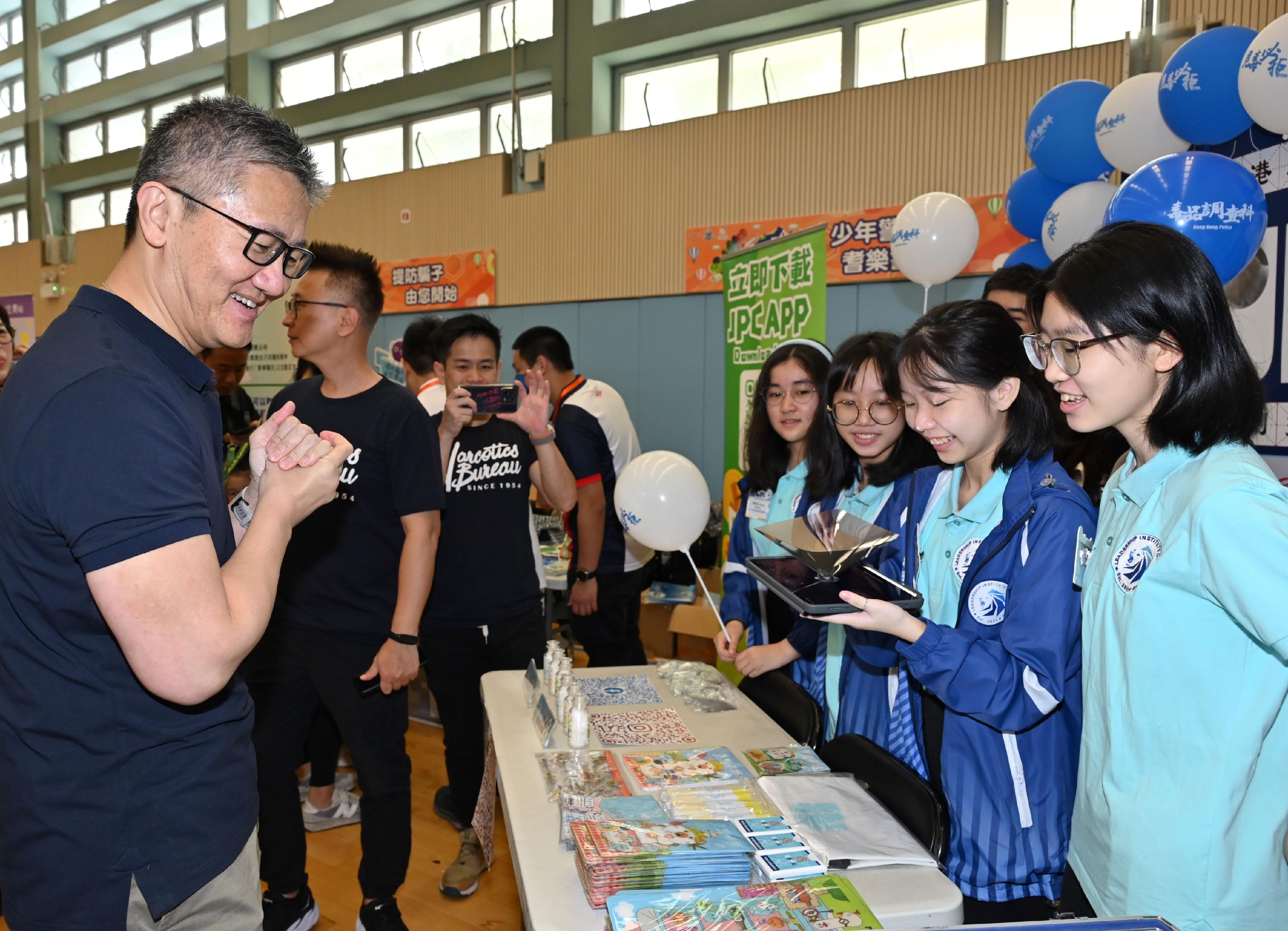 The Public Relations Wing of the Hong Kong Police Force organised the “JPC@PH Fun Day” at the Junior Police Call Permanent Activity Centre on April 22 and 23. The Commissioner of Police, Mr Siu Chak-yee (first left) touring a booth hosted by the Leadership Institute on Narcotics at the fun day.