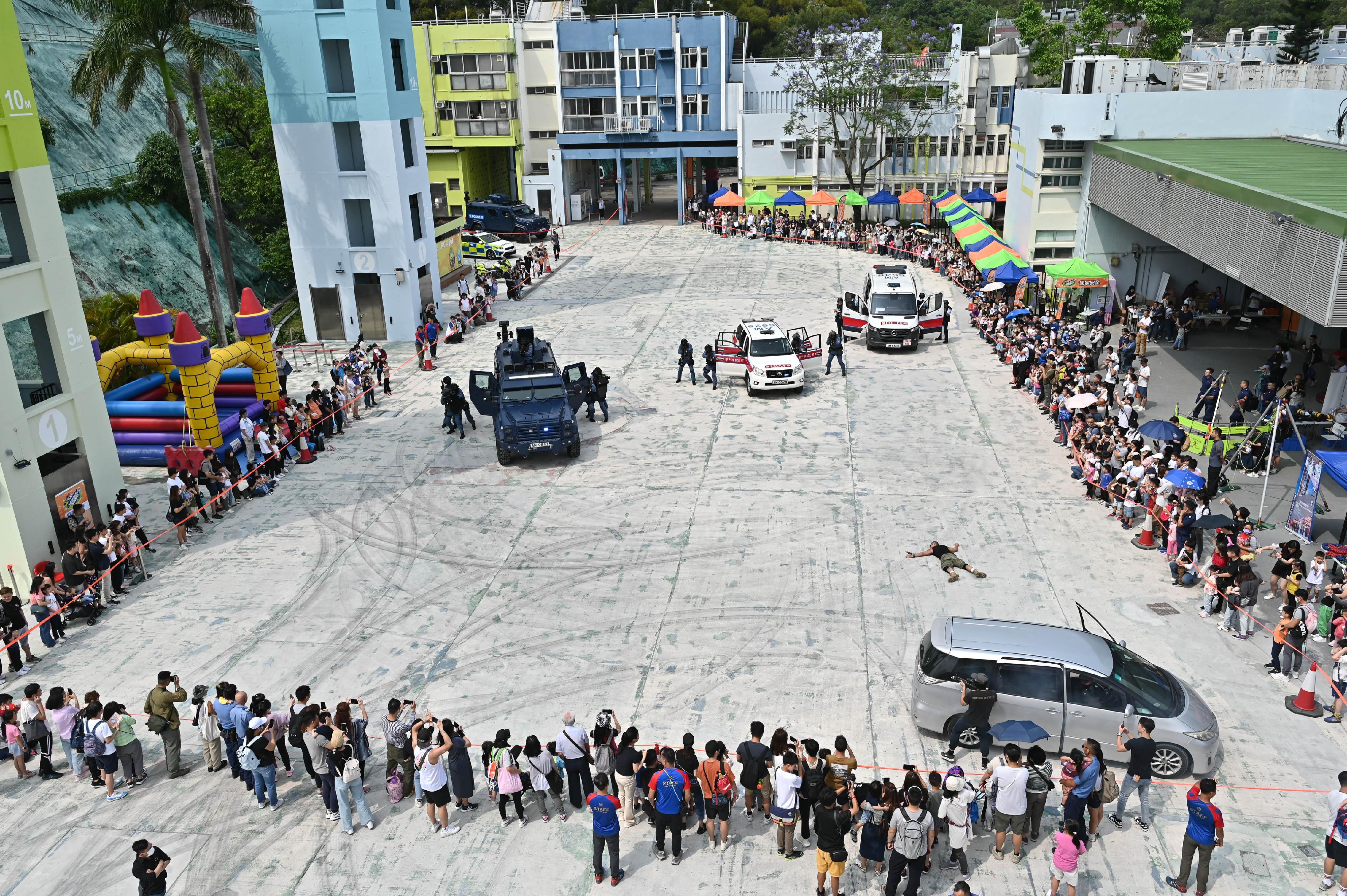 The Public Relations Wing of the Hong Kong Police Force organised the “JPC@PH Fun Day” at the Junior Police Call Permanent Activity Centre on April 22 and 23. Photo shows demonstration by the Counter Terrorism Response Unit.