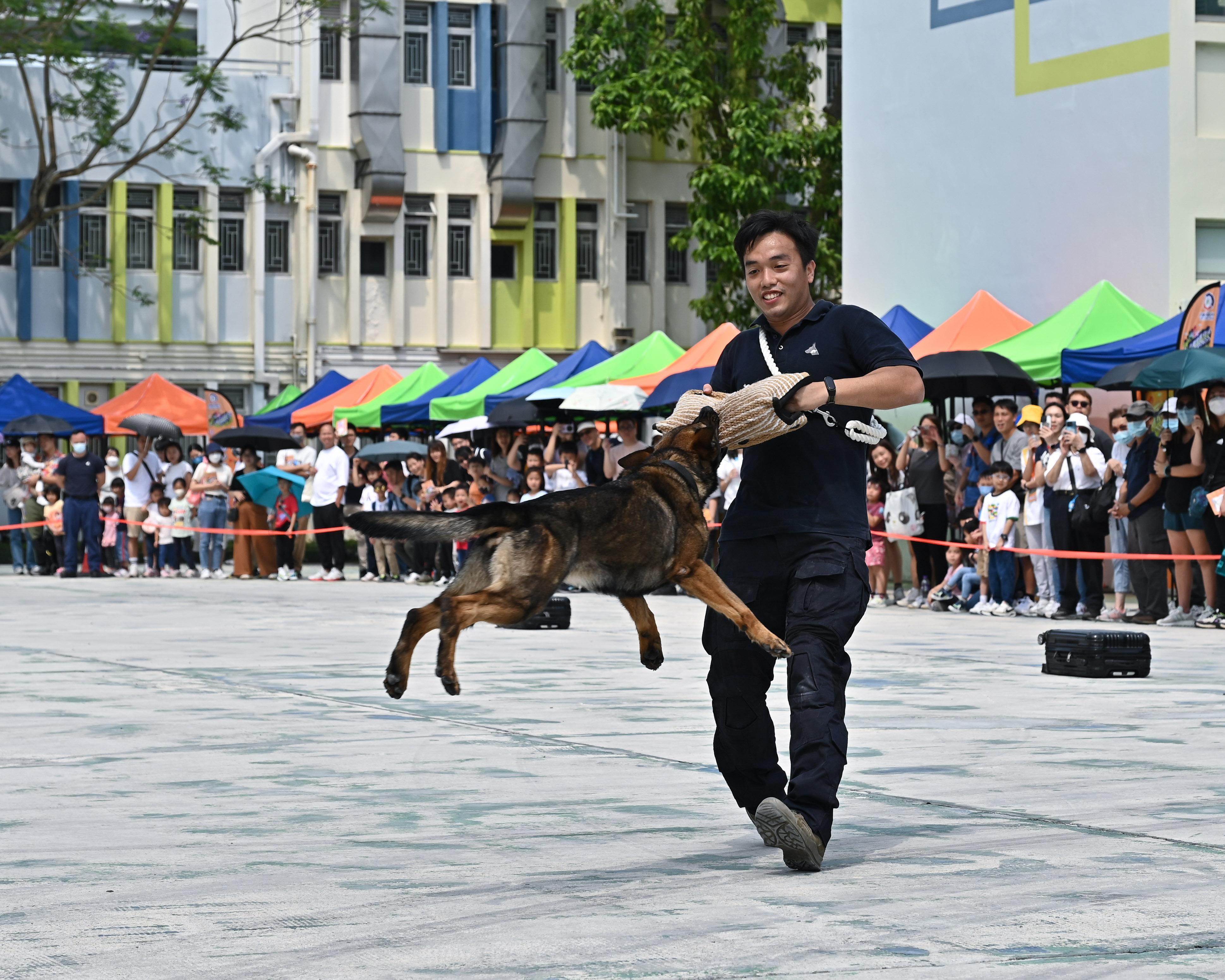 The Public Relations Wing of the Hong Kong Police Force organised the “JPC@PH Fun Day” at the Junior Police Call Permanent Activity Centre on April 22 and 23. Photo shows the performance of the Police Dog Unit.