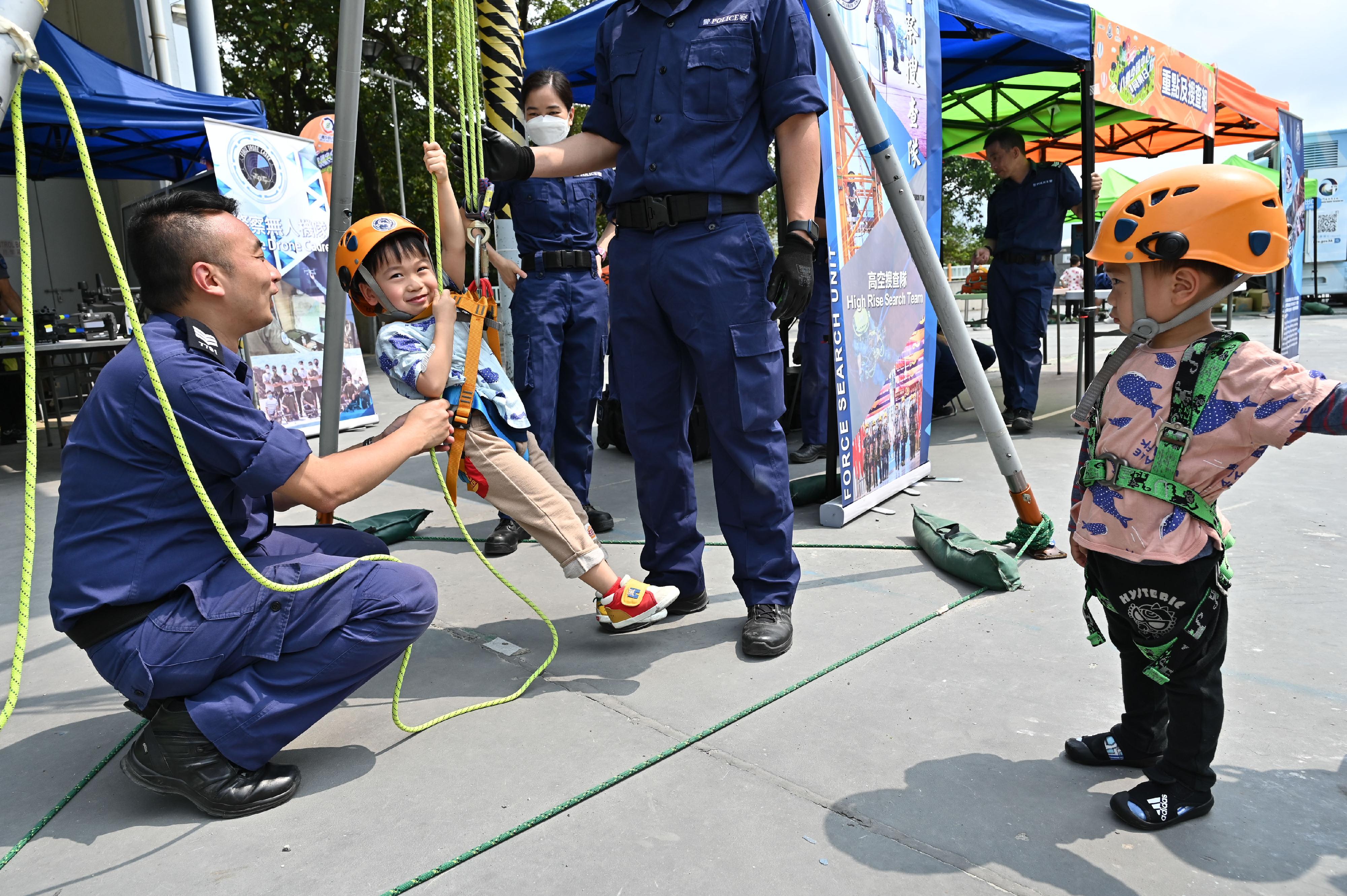 The Public Relations Wing of the Hong Kong Police Force organised the “JPC@PH Fun Day” at the Junior Police Call Permanent Activity Centre on April 22 and 23. Photo shows participants experiencing the task performed by the High Rise Search Team.