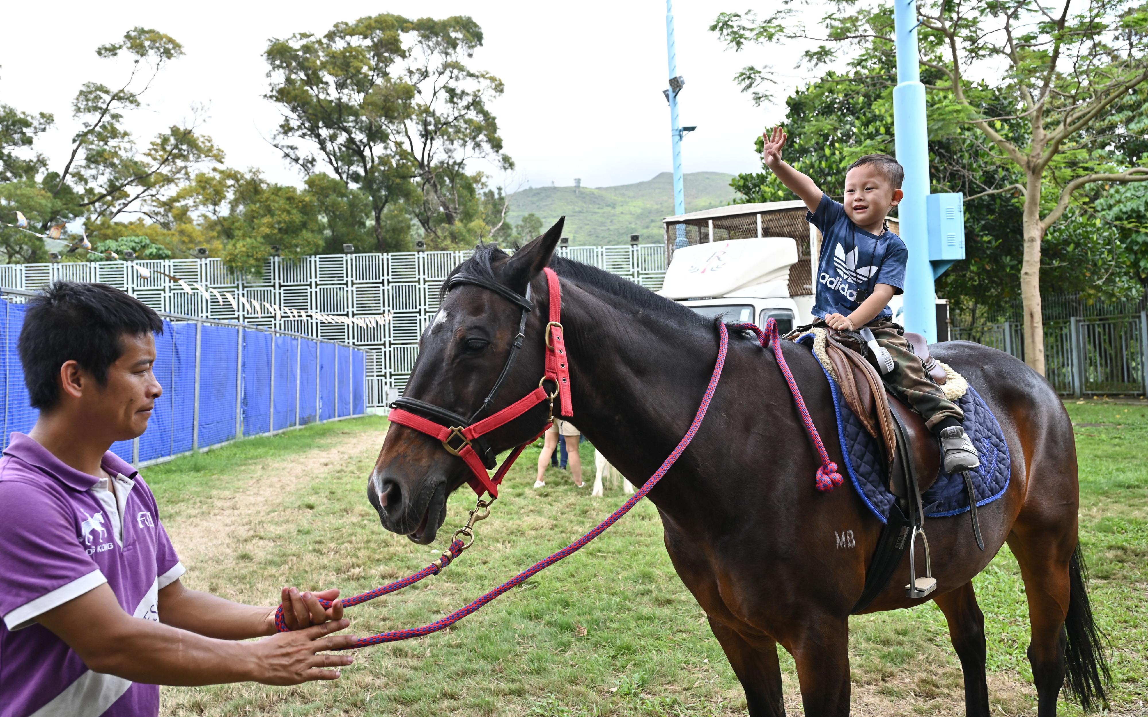 警務處公共關係部於四月二十二和二十三日，一連兩日在八鄉少年警訊永久活動中心舉辦「八鄉少訊中心同樂日」，圖示參加者參與騎馬活動。